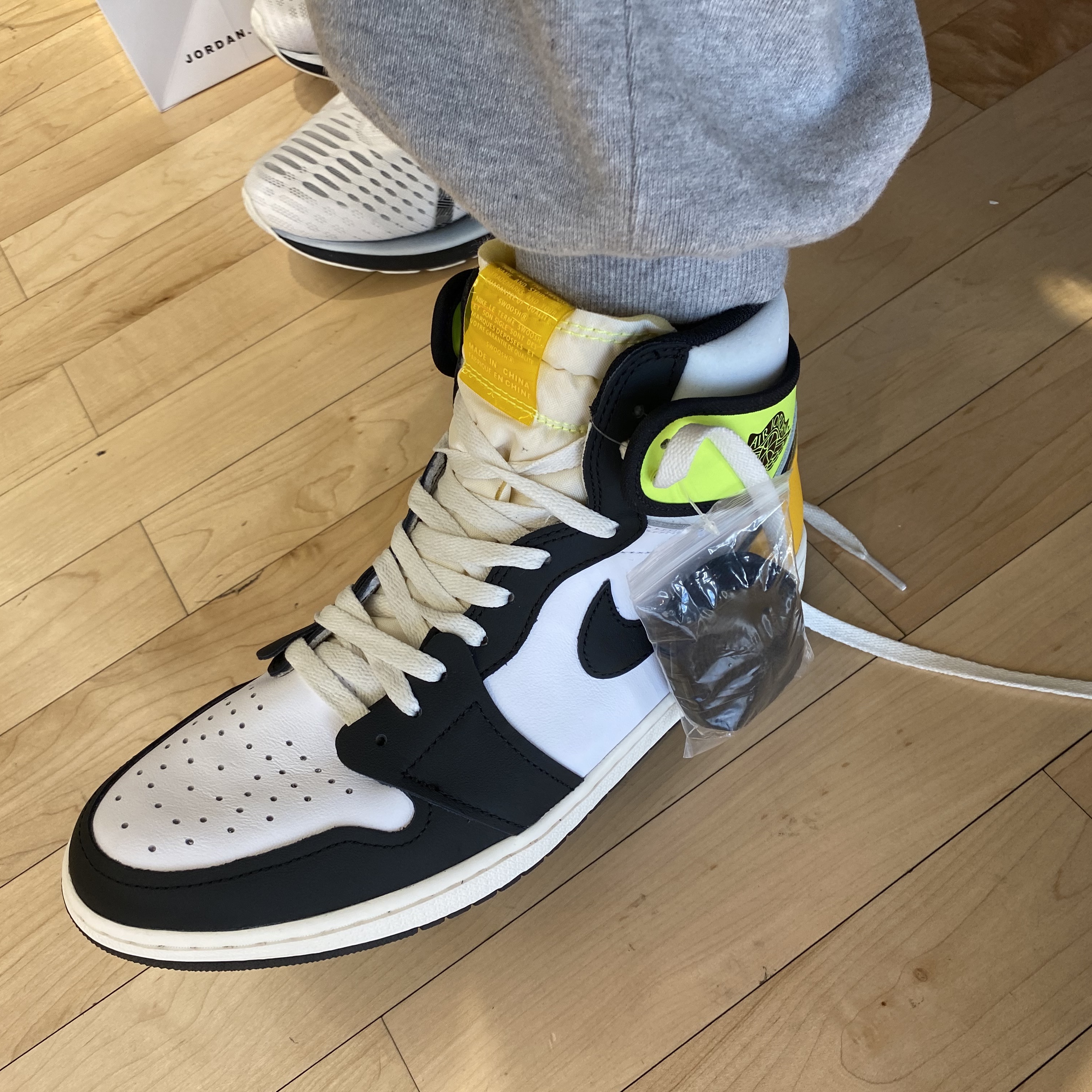 Jordan 1 Retro High OG Volt Gold 착용 스타일 - 3
