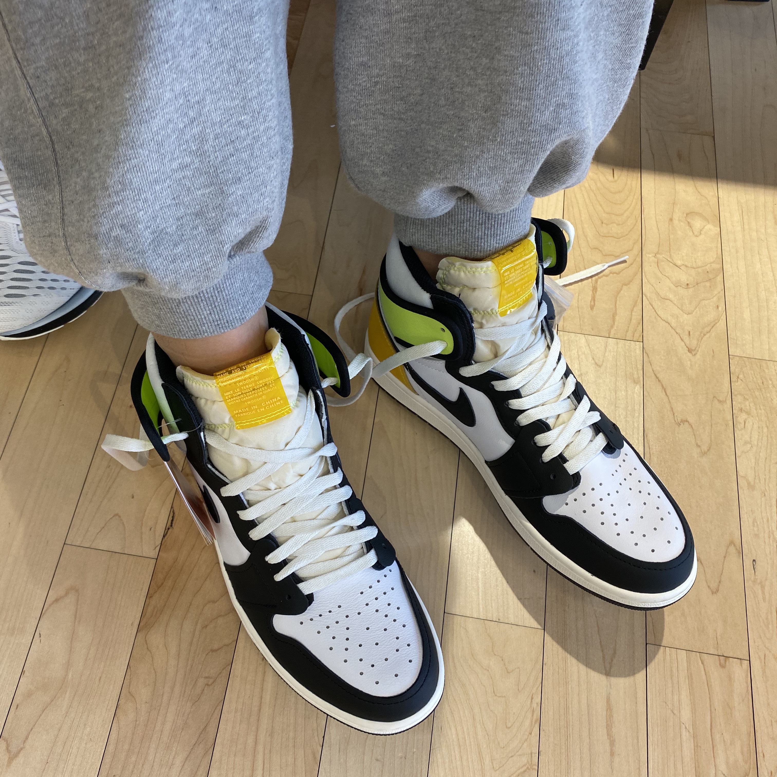 Jordan 1 Retro High OG Volt Gold 착용 스타일 - 1