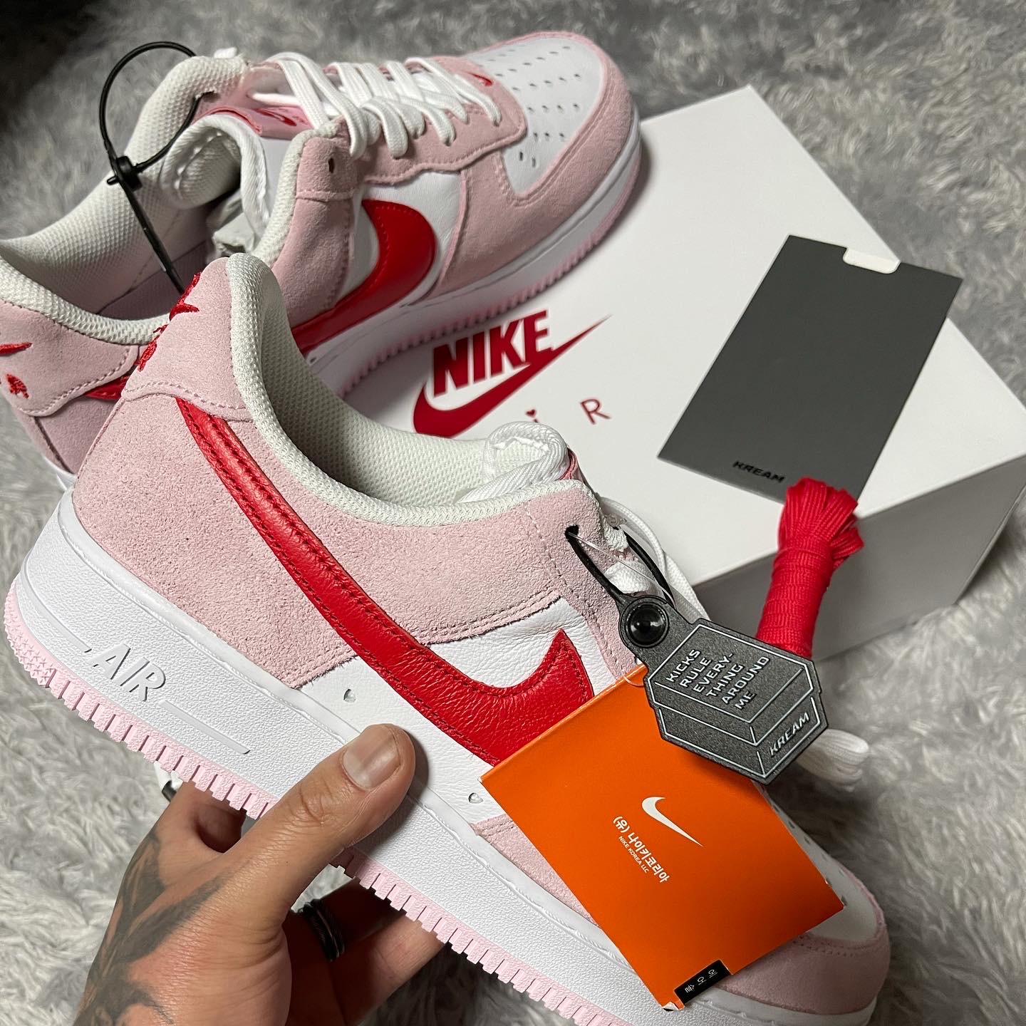 Nike Air Force 1 '07 QS Valentine's Day 착용 스타일 - 1