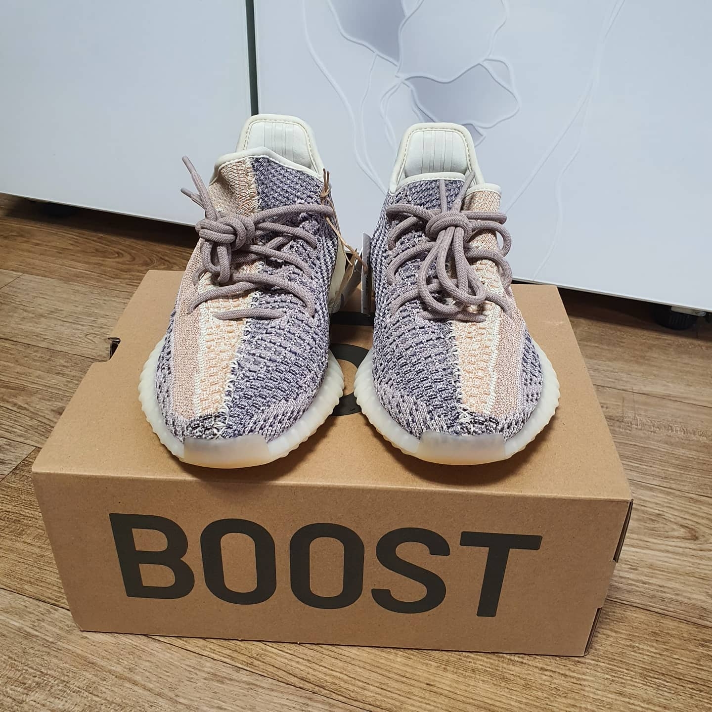 Adidas Yeezy Boost 350 V2 Ash Pearl 착용 스타일 - 1