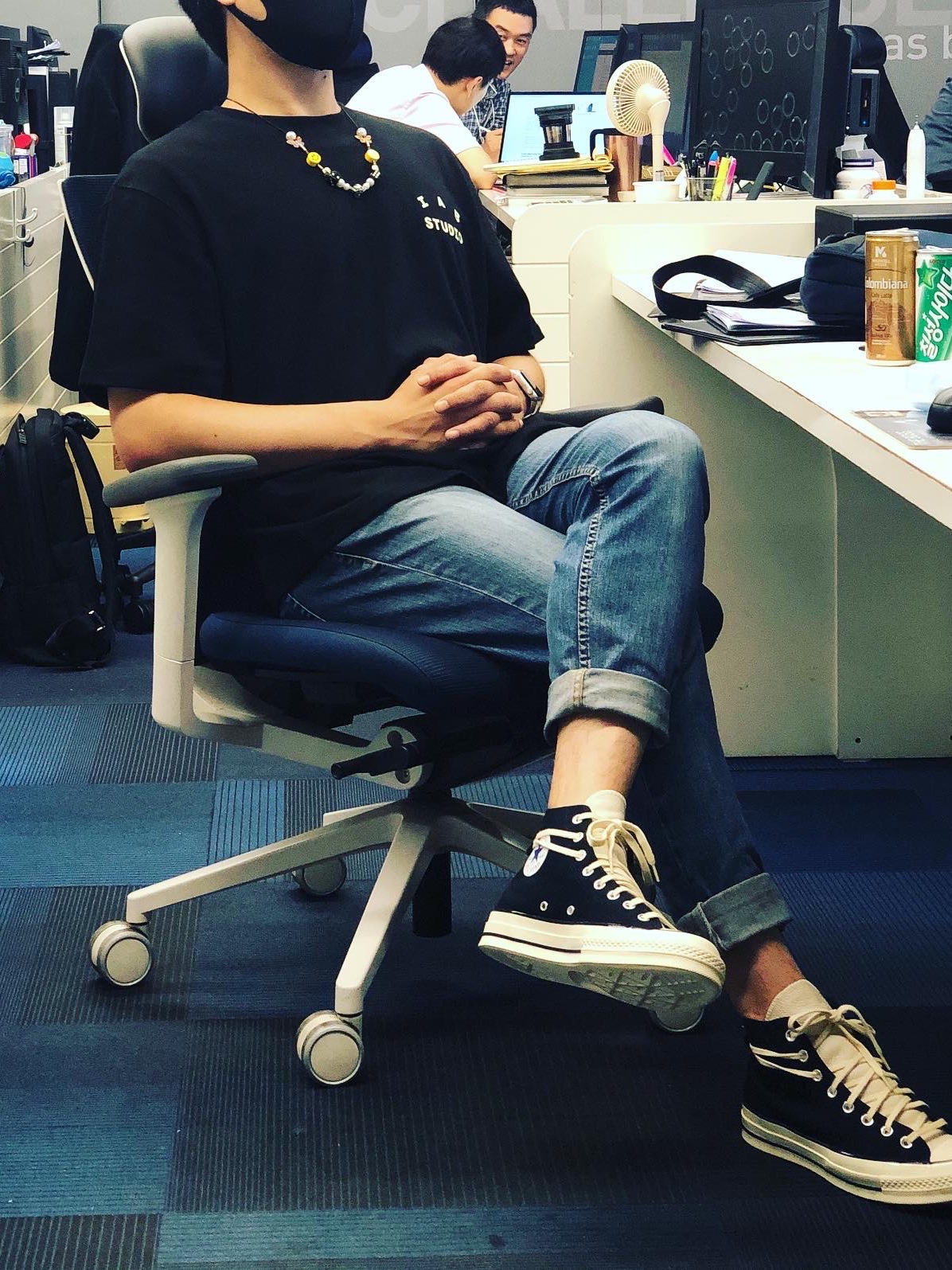 Converse x Fear of God Essentials Chuck 70 Hi Black 2020, IAB Studio Black Glow T-Shirt 착용 스타일 - 1