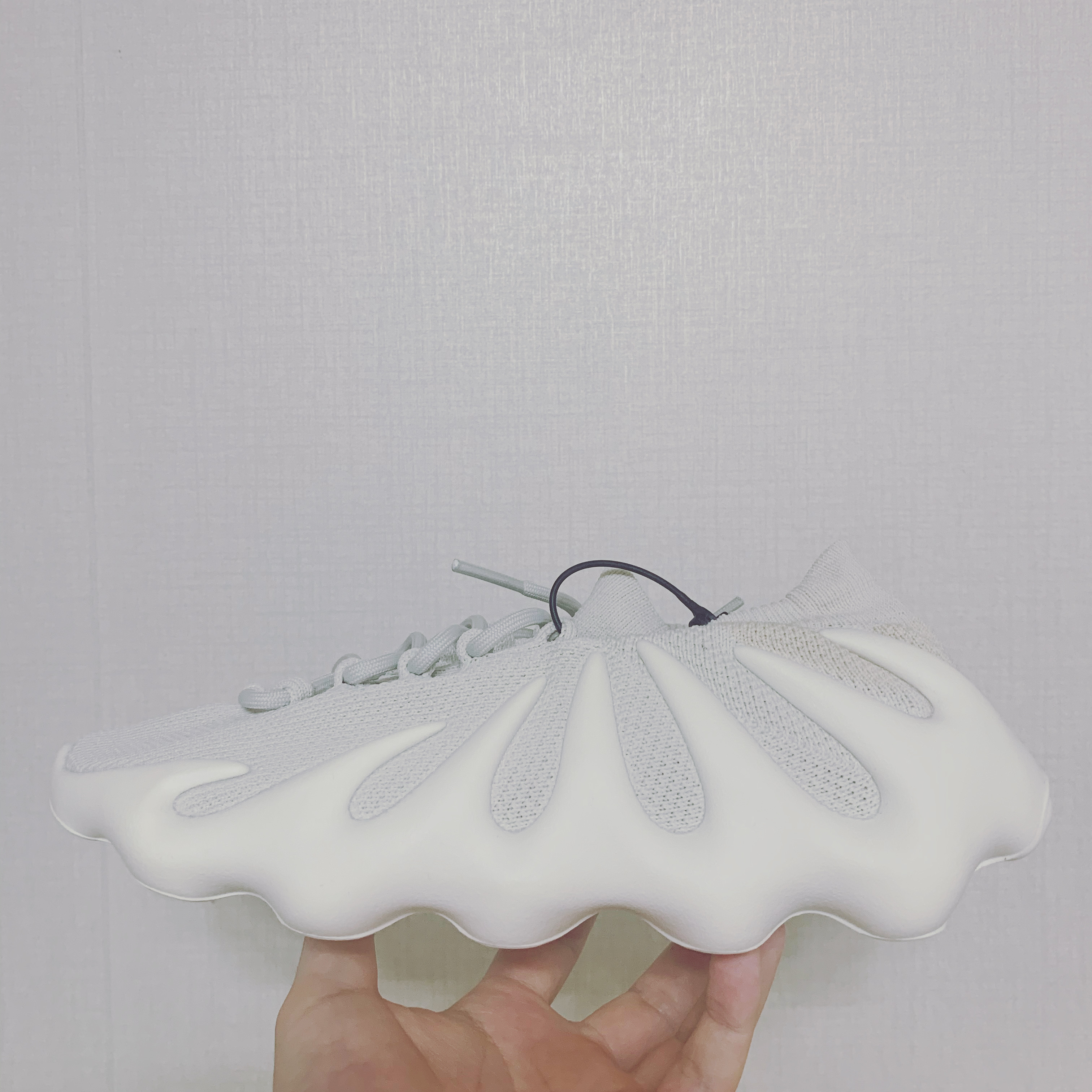 Adidas Yeezy 450 Cloud White 착용 스타일