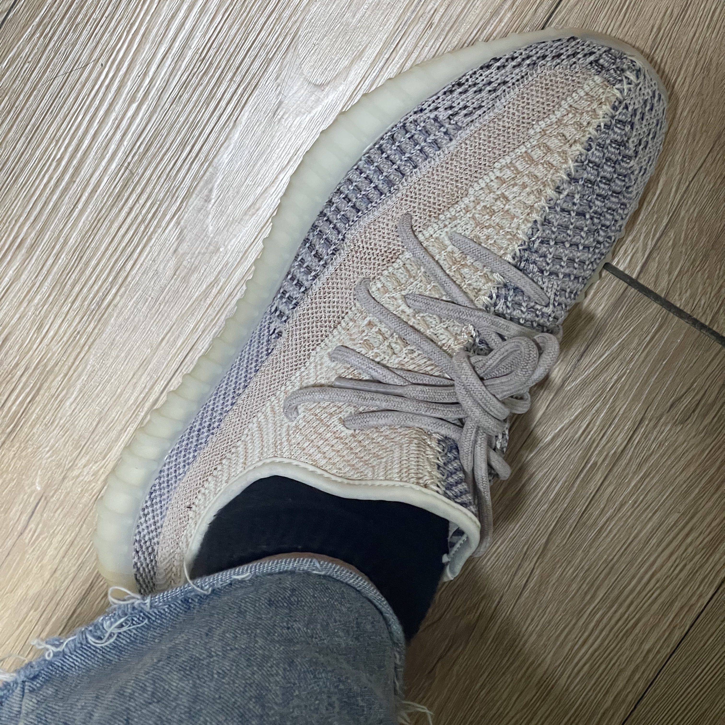 Adidas Yeezy Boost 350 V2 Ash Pearl 착용 스타일 - 2