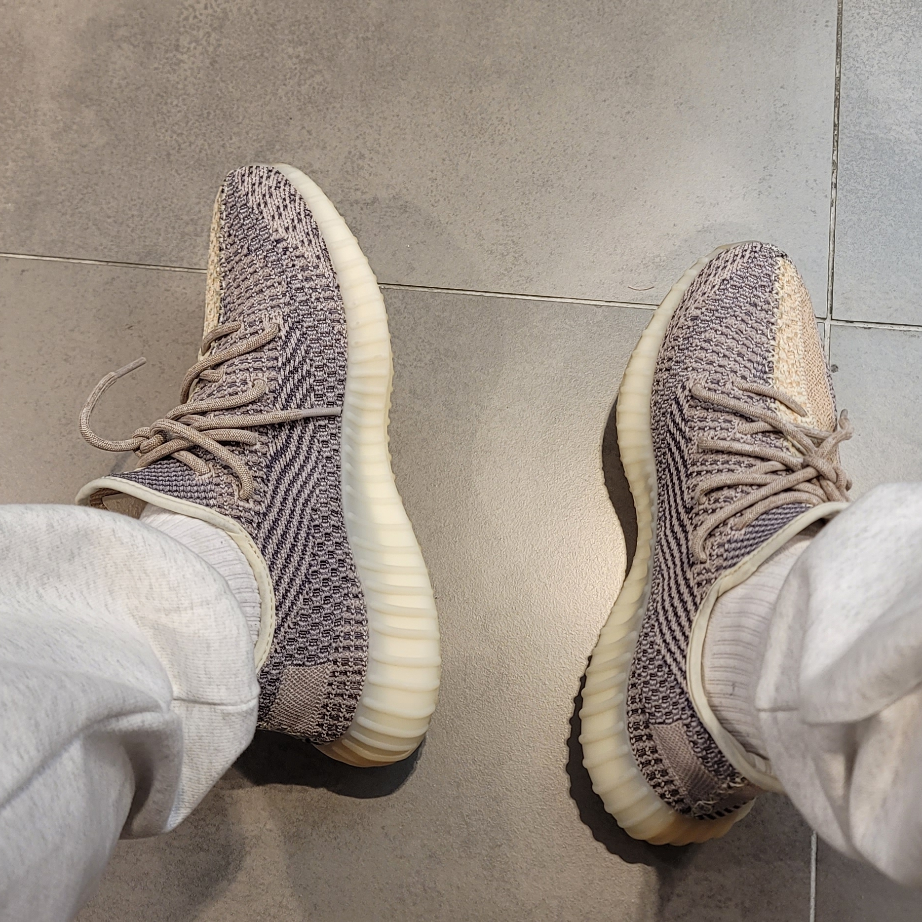 Adidas Yeezy Boost 350 V2 Ash Pearl 착용 스타일