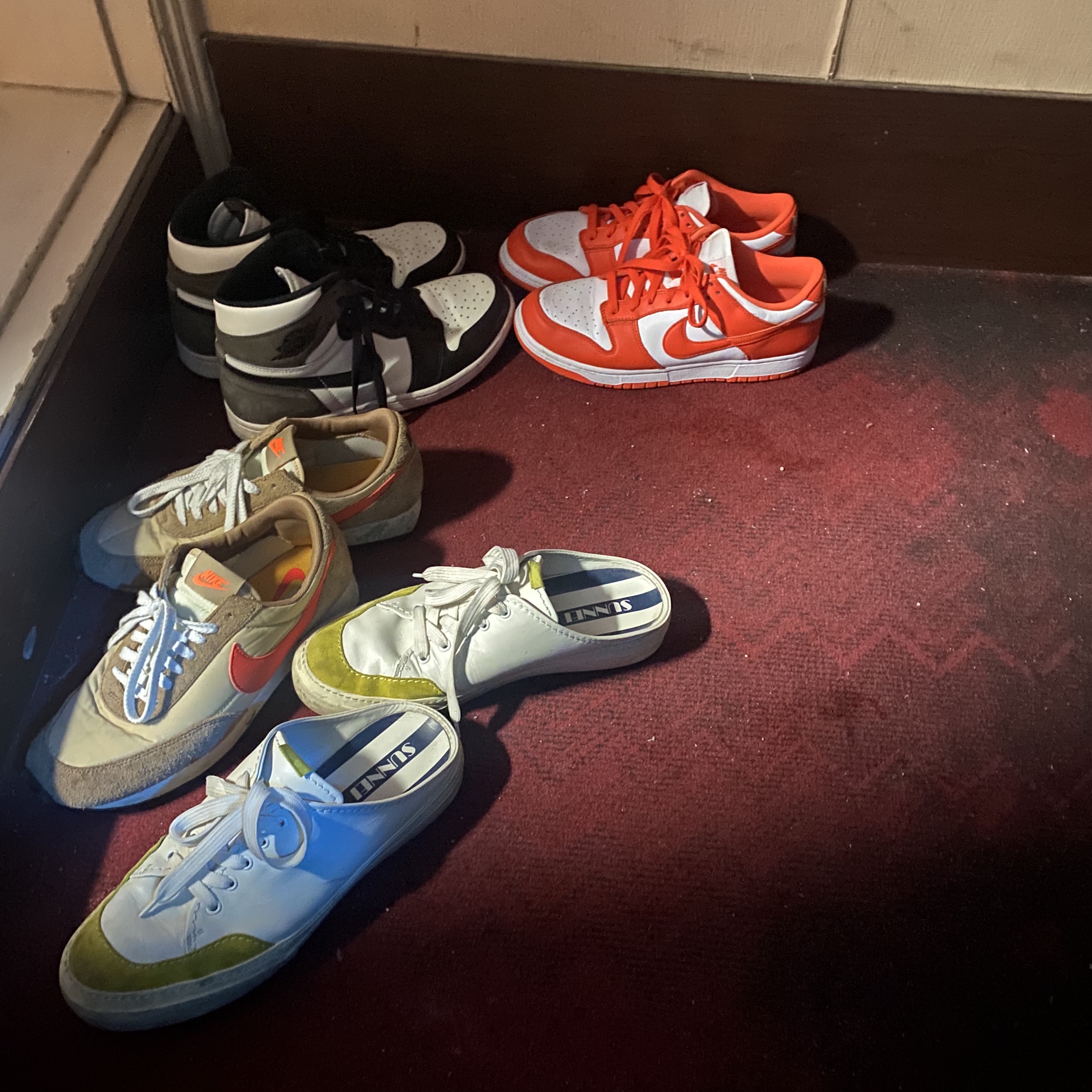 Jordan 1 Retro High OG Black Mocha, Nike Dunk Low SP Syracuse 2020 착용 스타일
