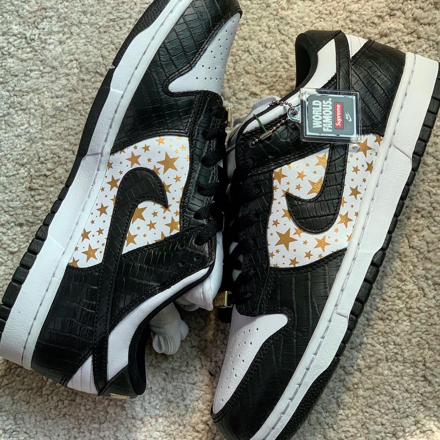Nike x Supreme SB Dunk Low Black 착용 스타일