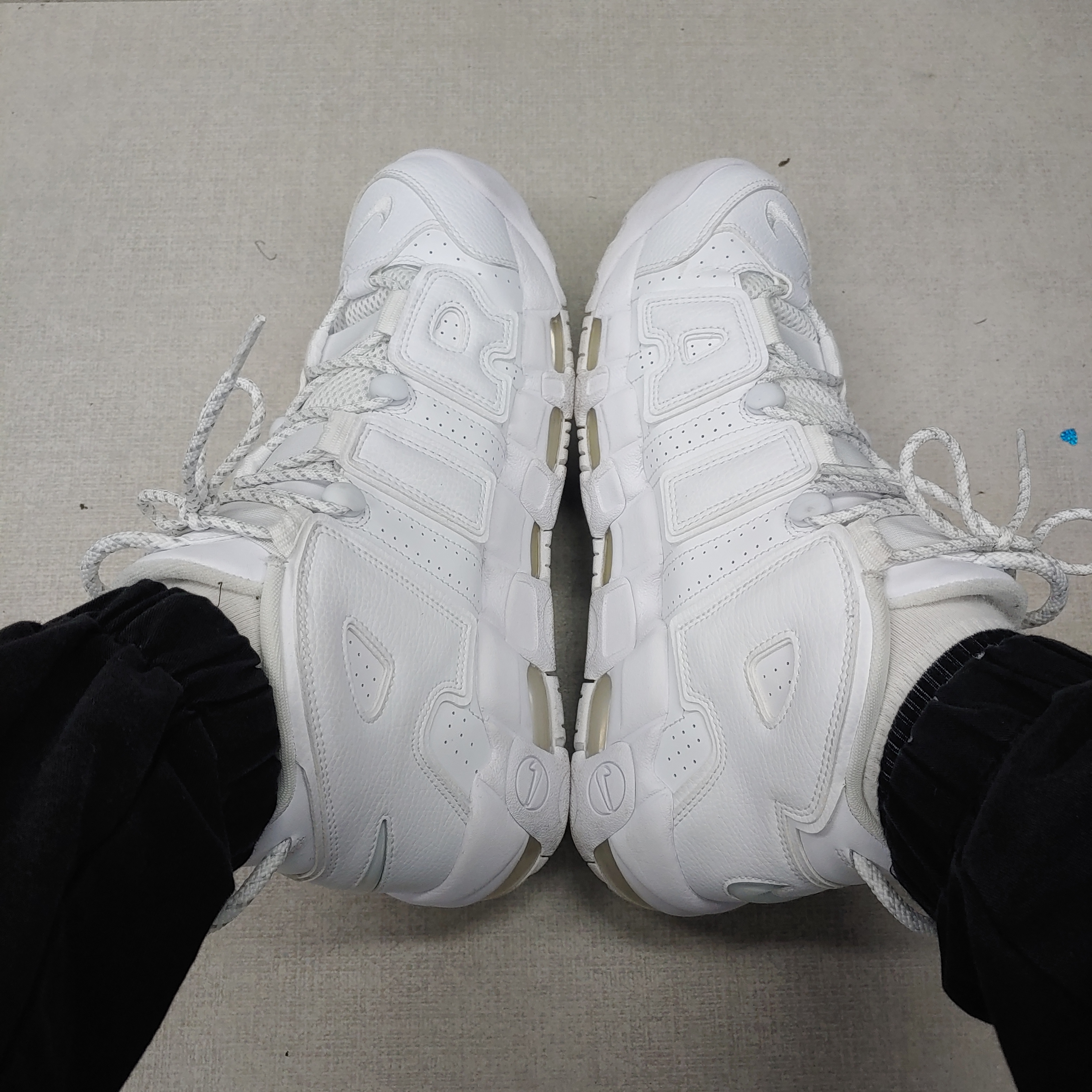 Nike Air More Uptempo Triple White 착용 스타일 - 1