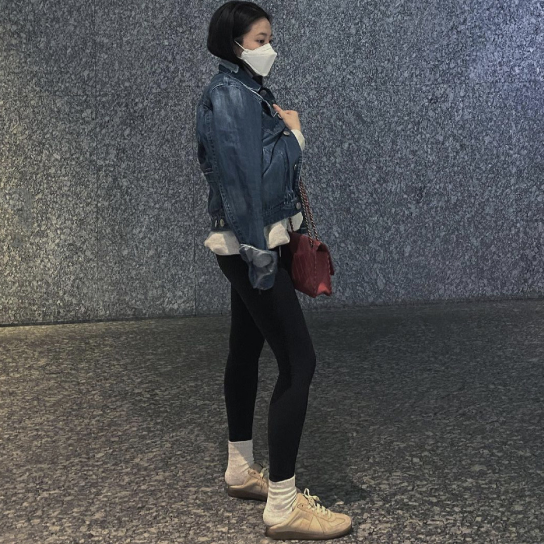 (W) Maison Margiela Calfskin Suede Replica Sneakers Sand 착용 스타일 - 2