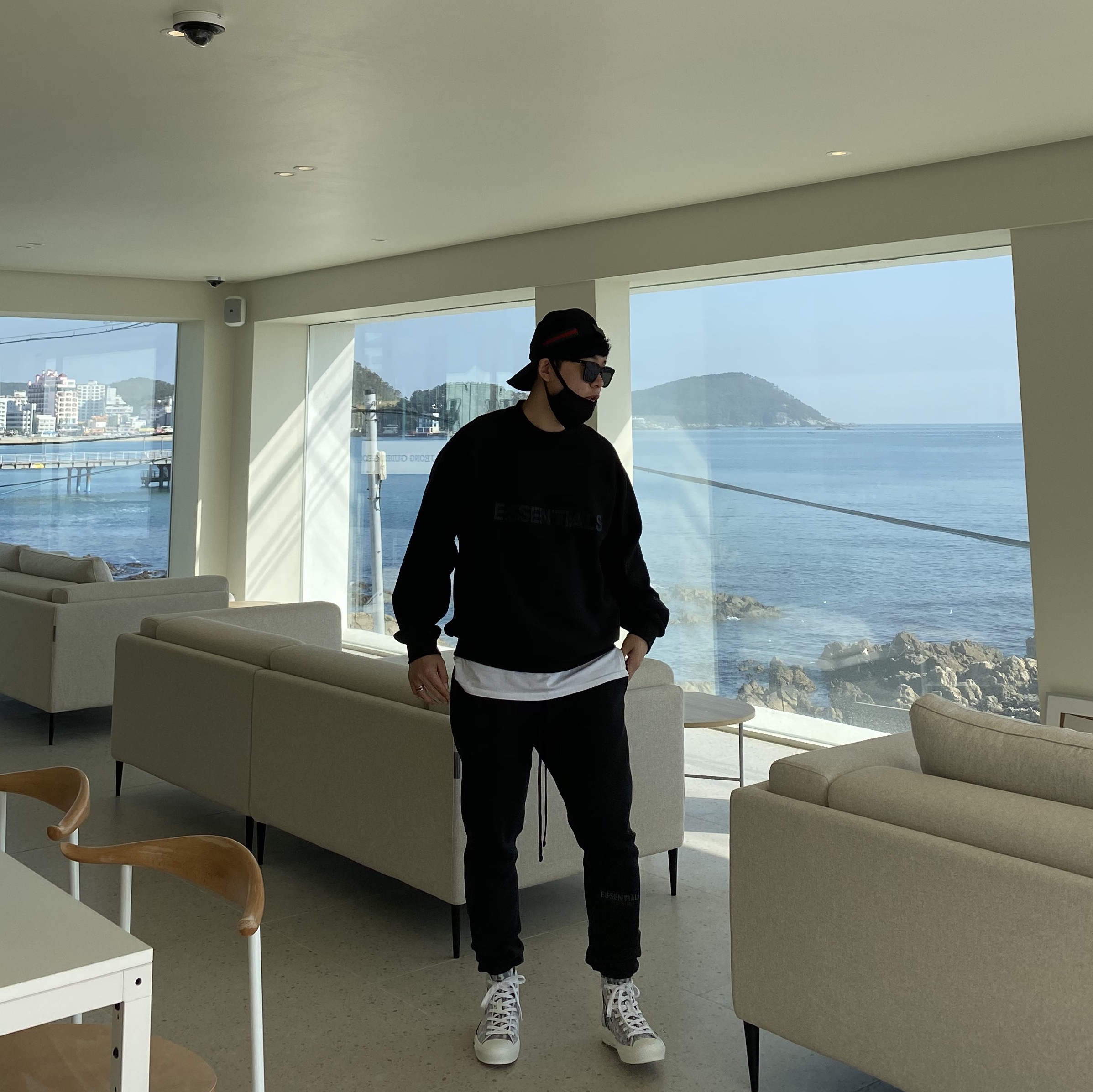 Dior B23 High Dior Oblique White & Black, Essentials Sweatpants Dark Slate/Black 2020 착용 스타일
