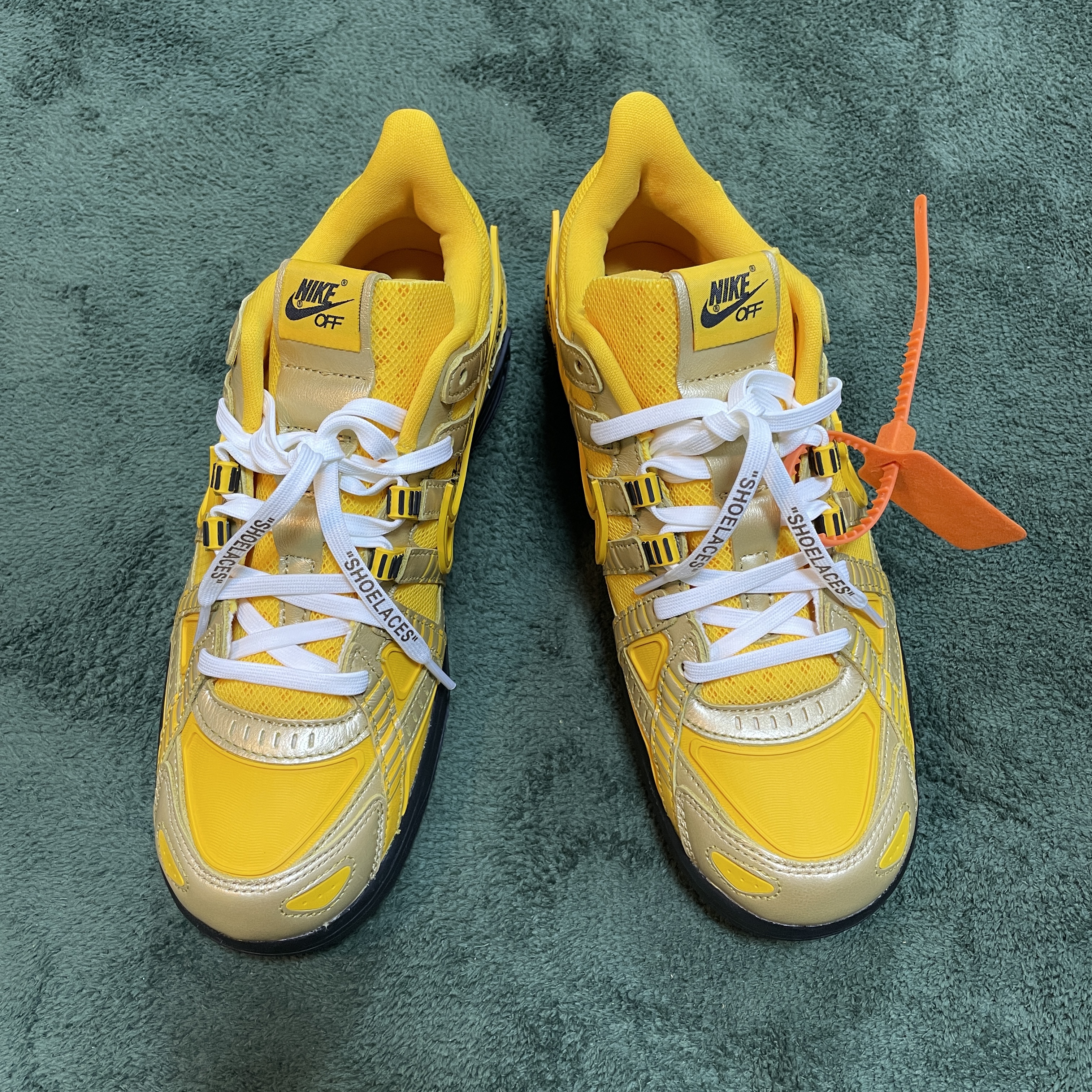 Nike x Off-White Air Rubber Dunk University Gold 착용 스타일