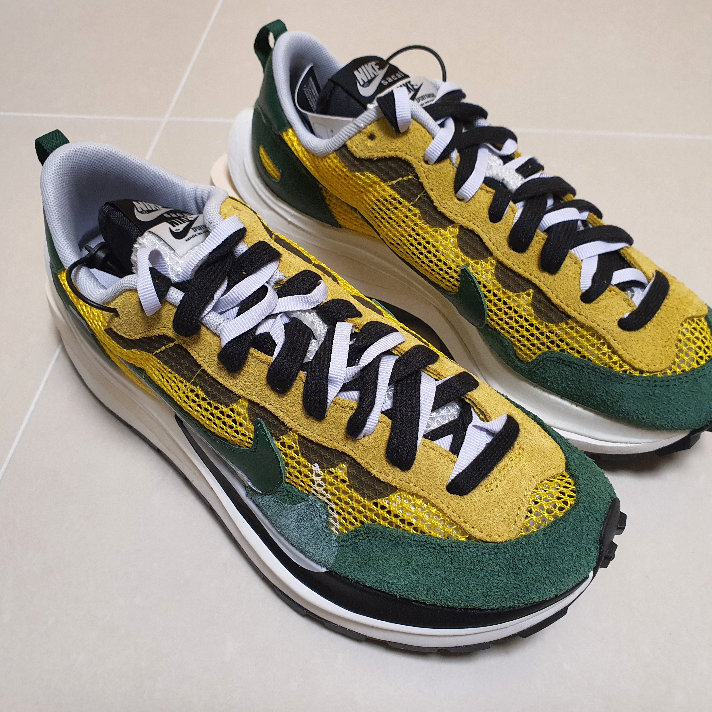 Nike x Sacai VaporWaffle Tour Yellow & Gorge Green Sail 착용 스타일