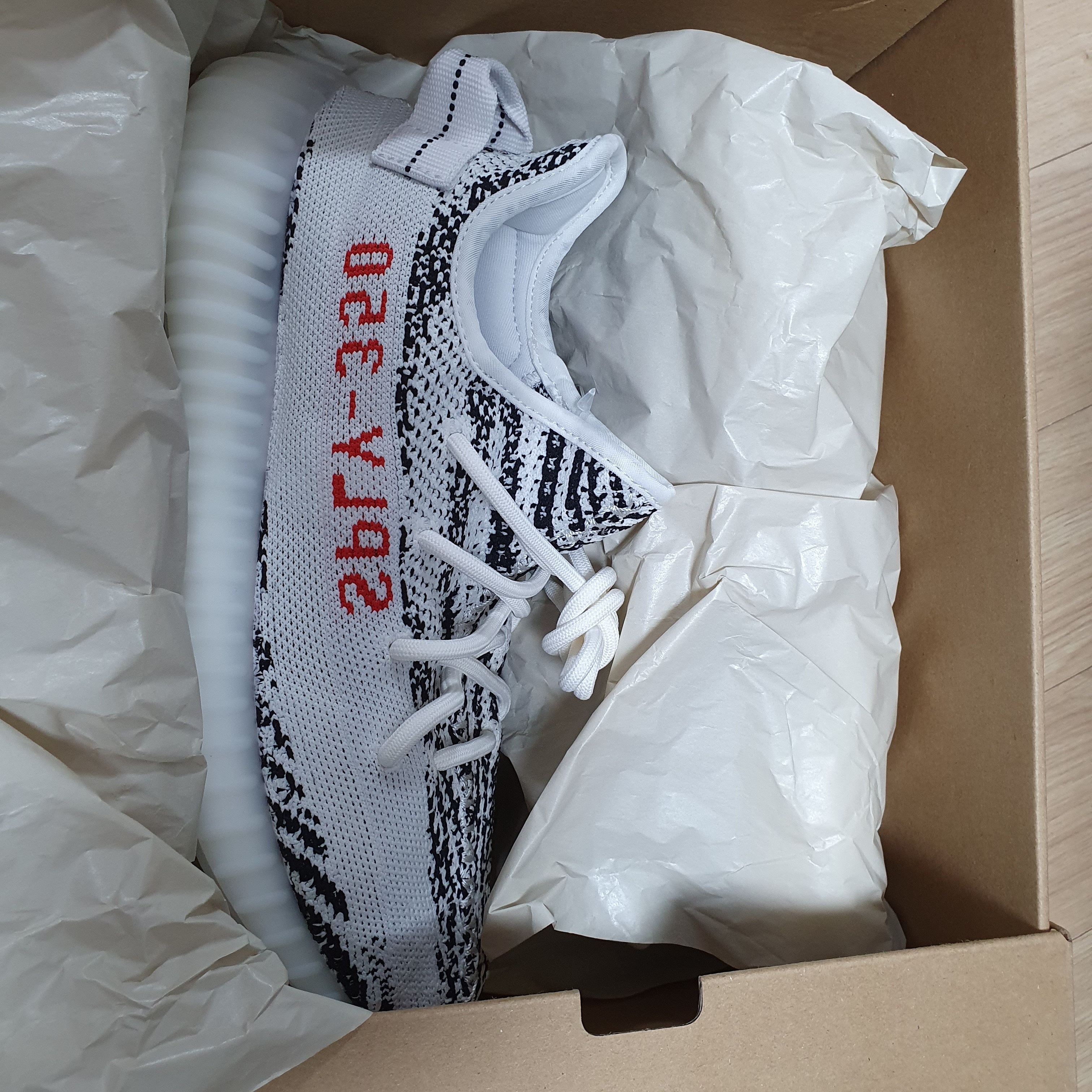 Adidas Yeezy Boost 350 V2 Zebra 2017/2019/2020, Adidas Yeezy 500 Blush 2018 착용 스타일 - 1