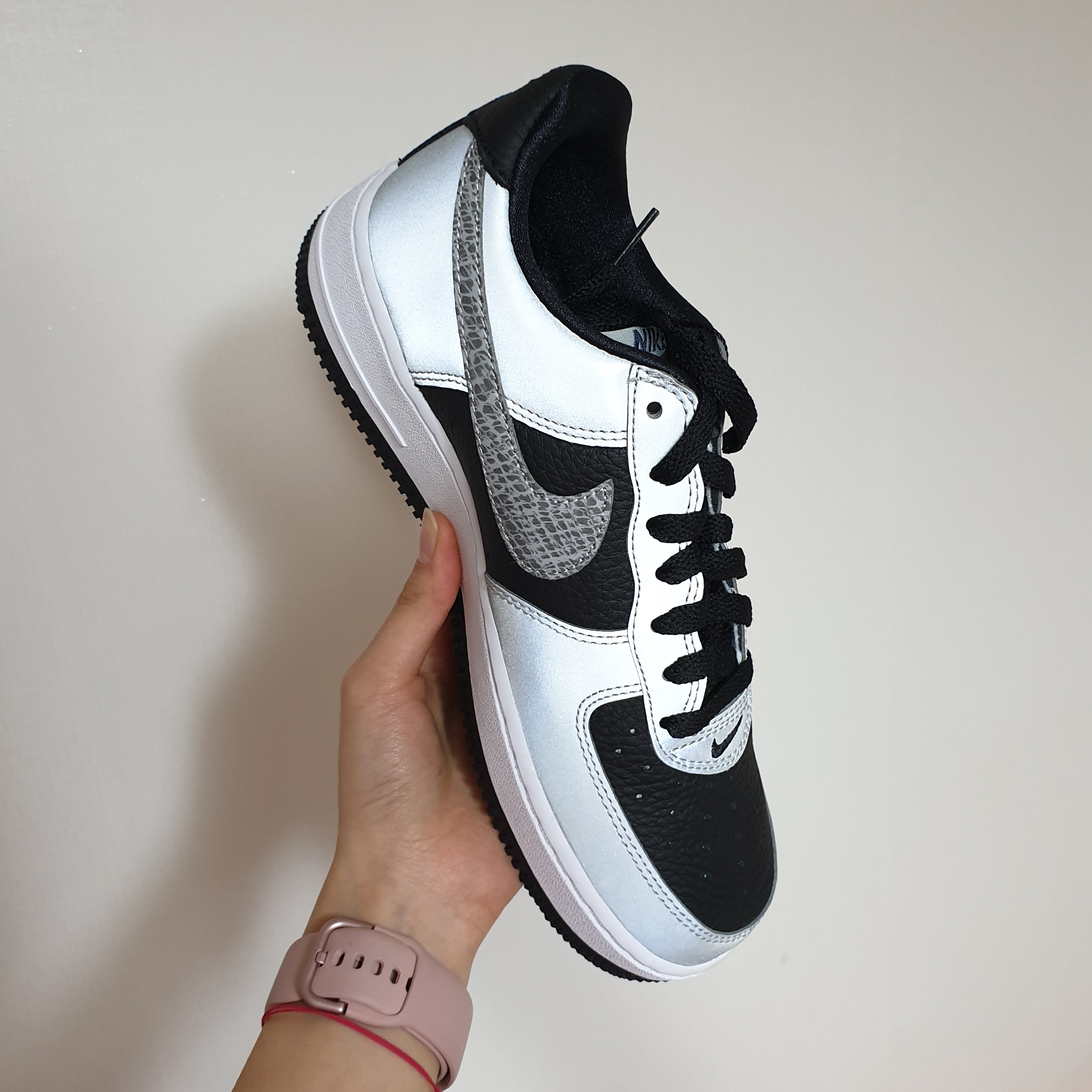 Nike Air Force 1 B Silver Snake 착용 스타일 - 2