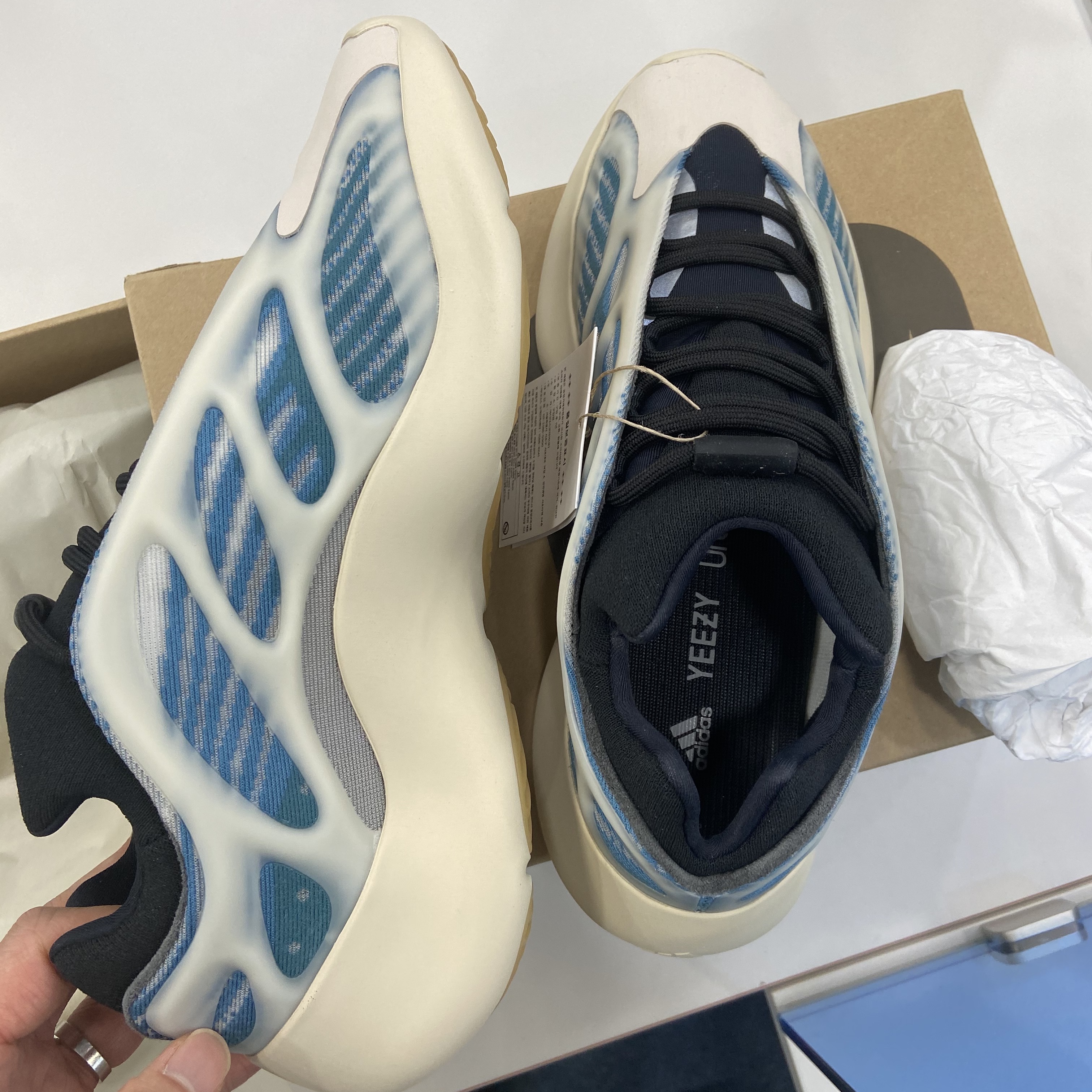 Adidas Yeezy 700 V3 Kyanite 착용 스타일