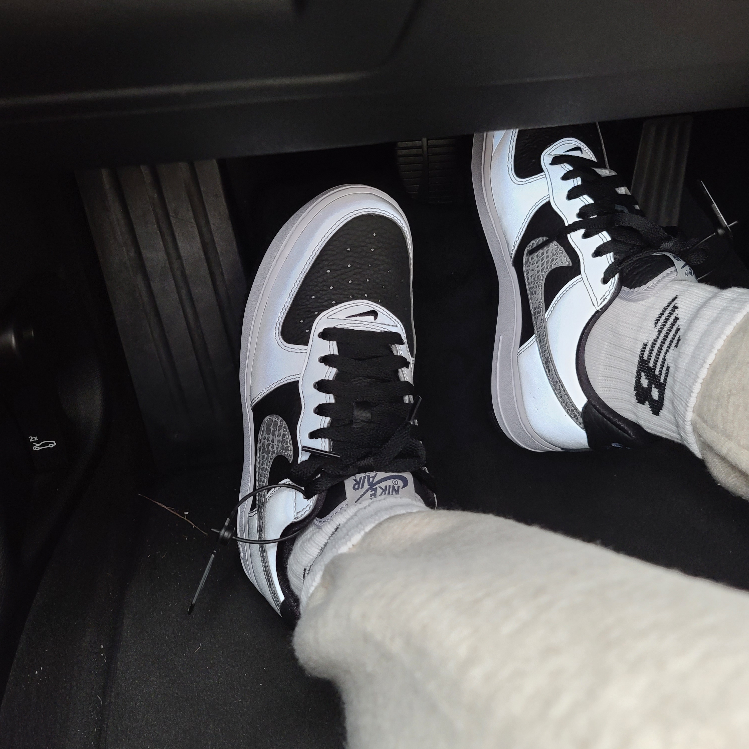 Nike Air Force 1 B Silver Snake 착용 스타일