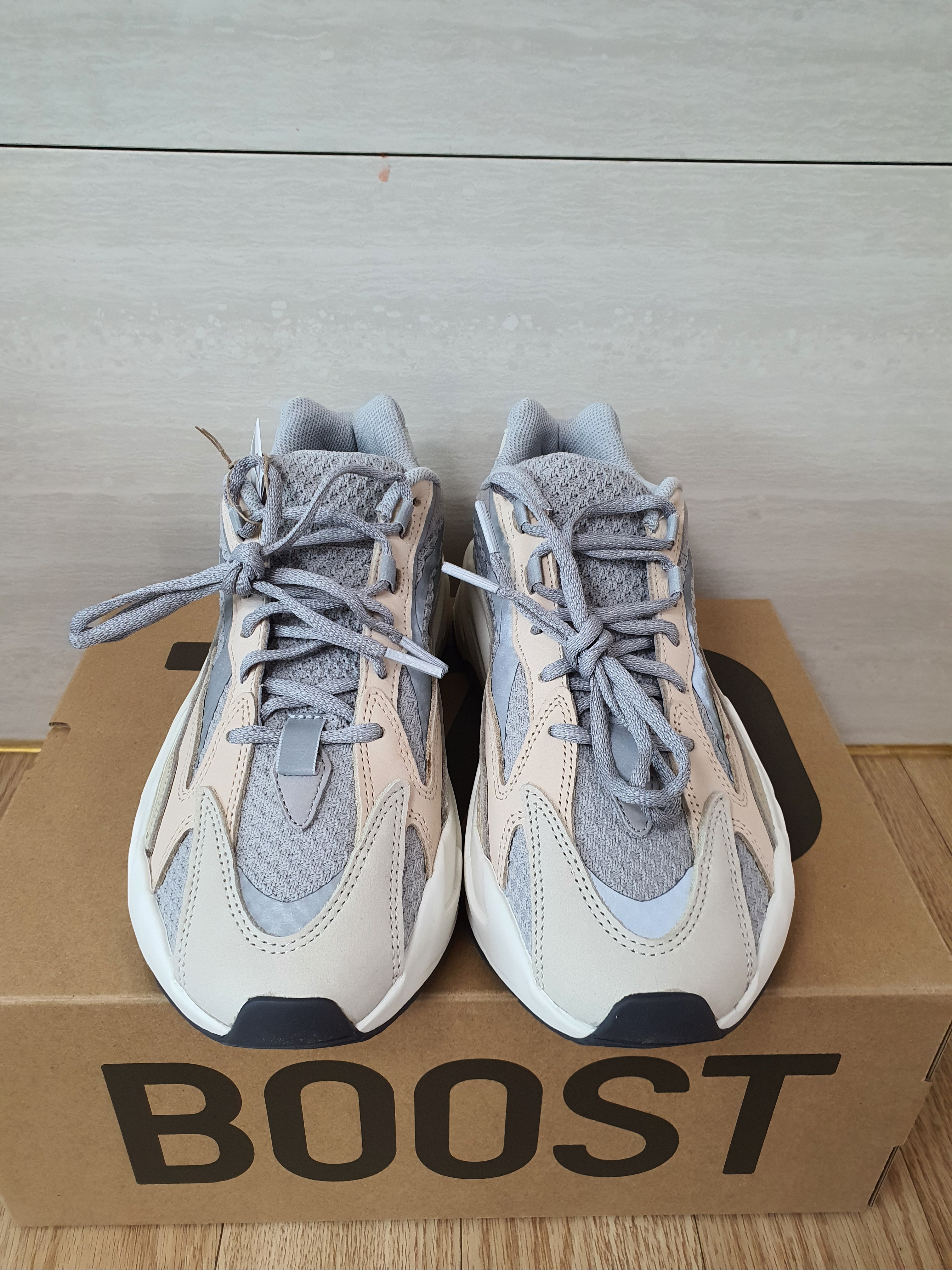 Adidas Yeezy Boost 700 V2 Cream 착용 스타일 - 3