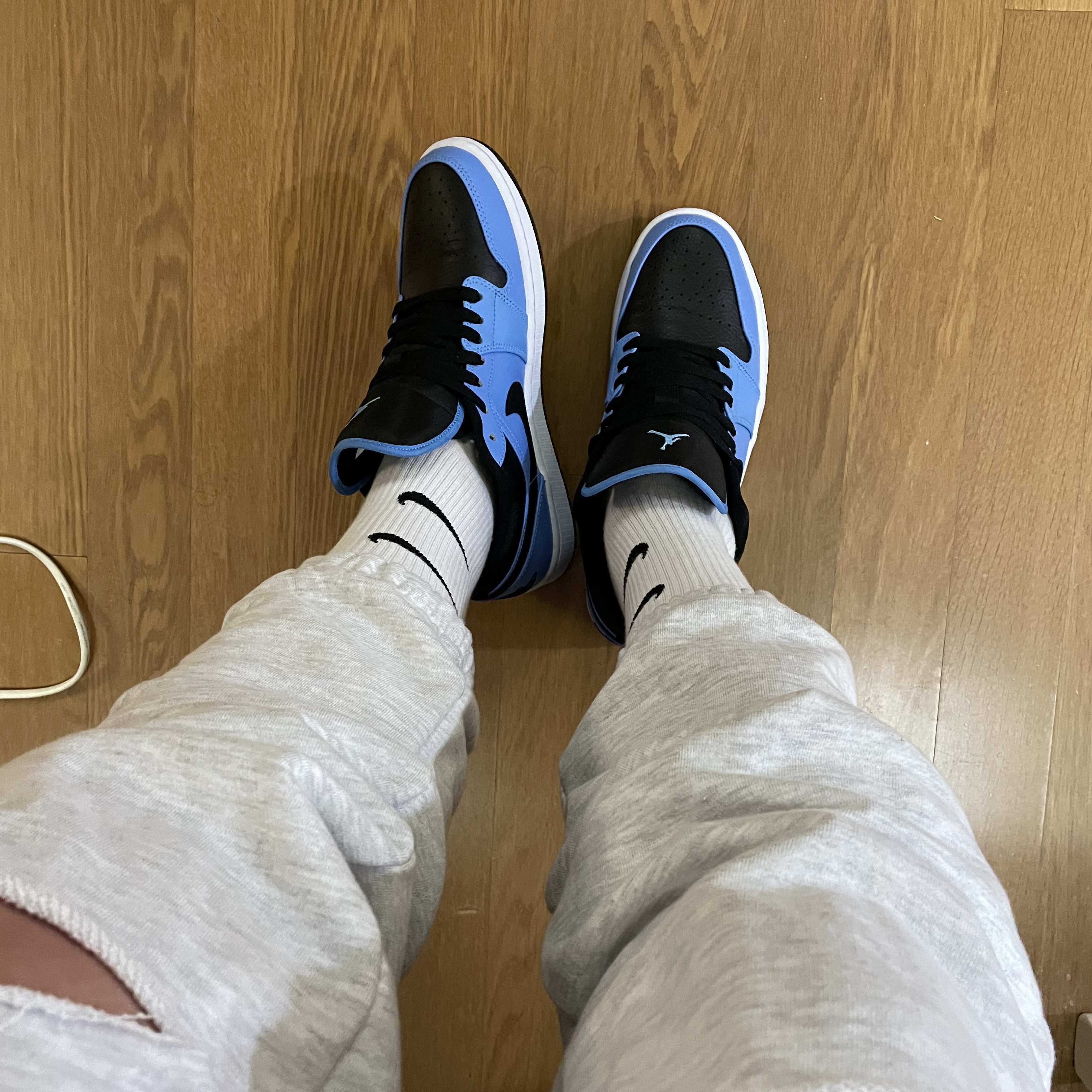 Jordan 1 Low University Blue Black 착용 스타일 - 2