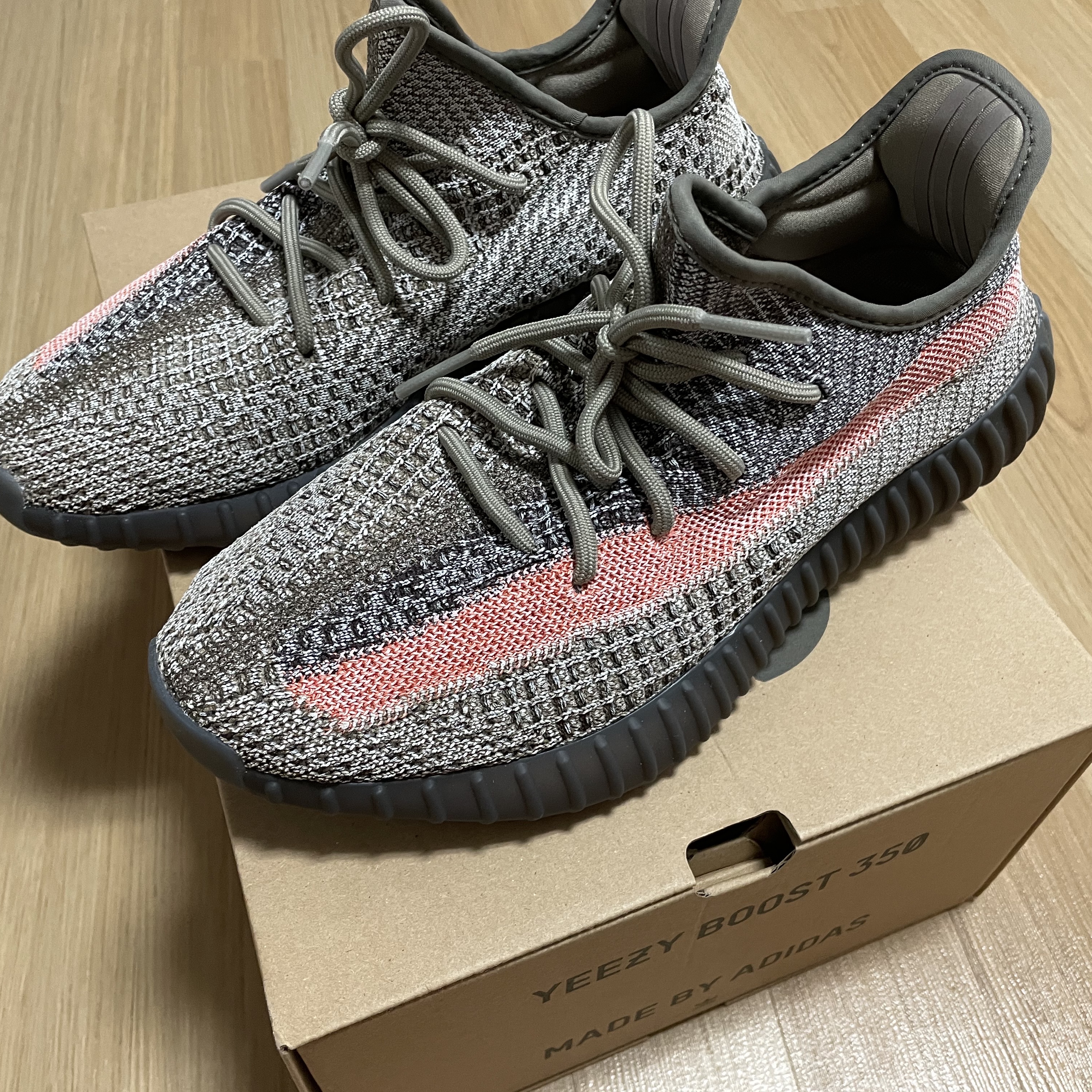 Adidas Yeezy Boost 350 V2 Ash Stone 착용 스타일