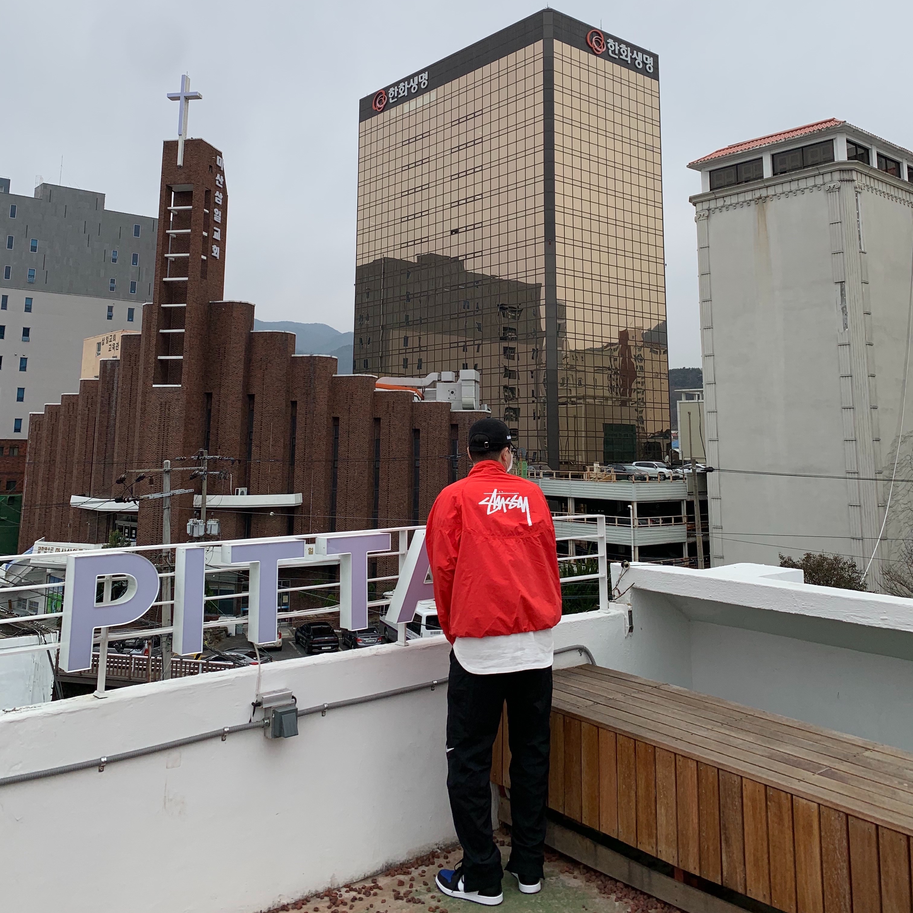 Nike x Stussy Windrunner Jacket Habanero Red, Jordan 1 Retro High OG Royal Toe 착용 스타일
