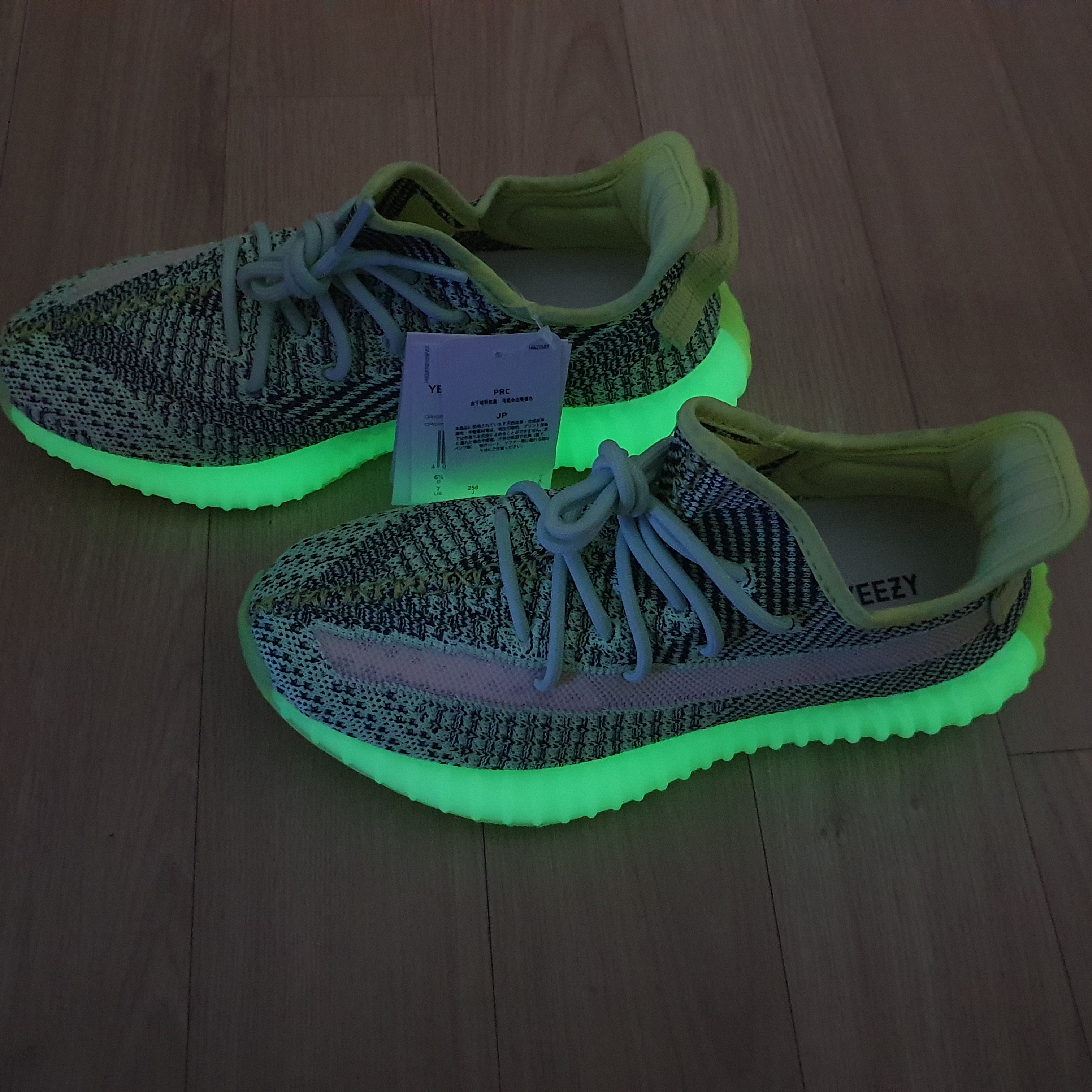 Adidas Yeezy Boost 350 V2 Black - Non-Reflective, Adidas Yeezy Boost 350 V2 Yeezreel - Reflective 착용 스타일 - 2
