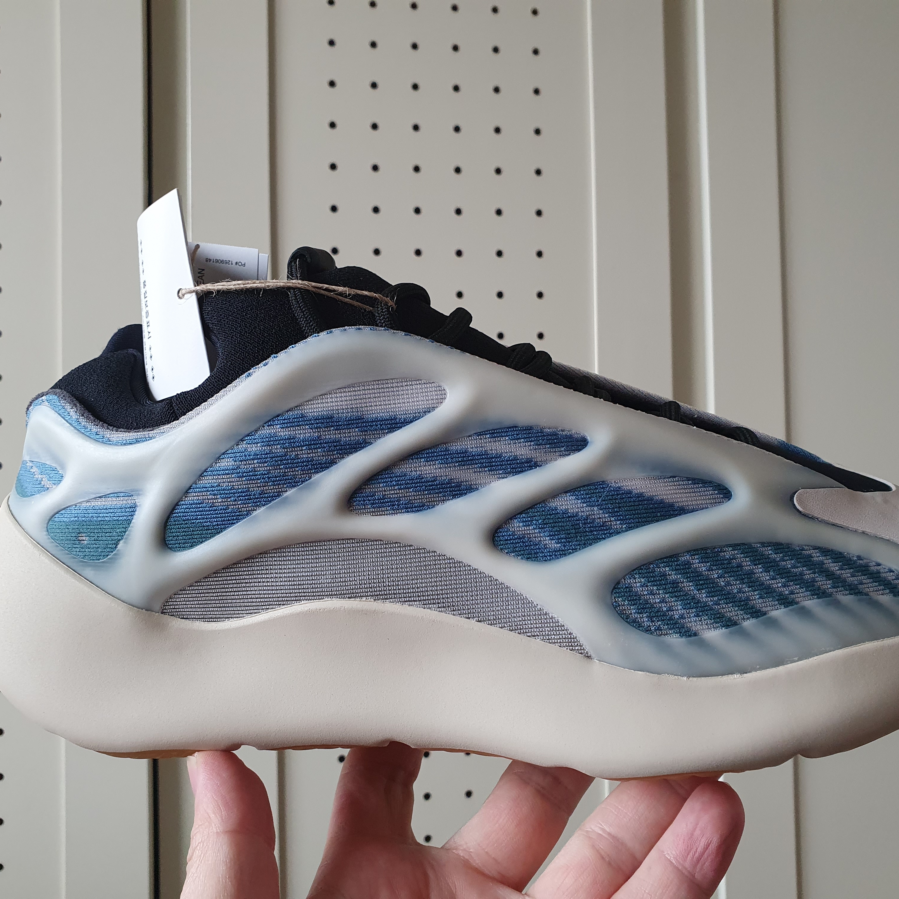 Adidas Yeezy 700 V3 Kyanite 착용 스타일 - 3