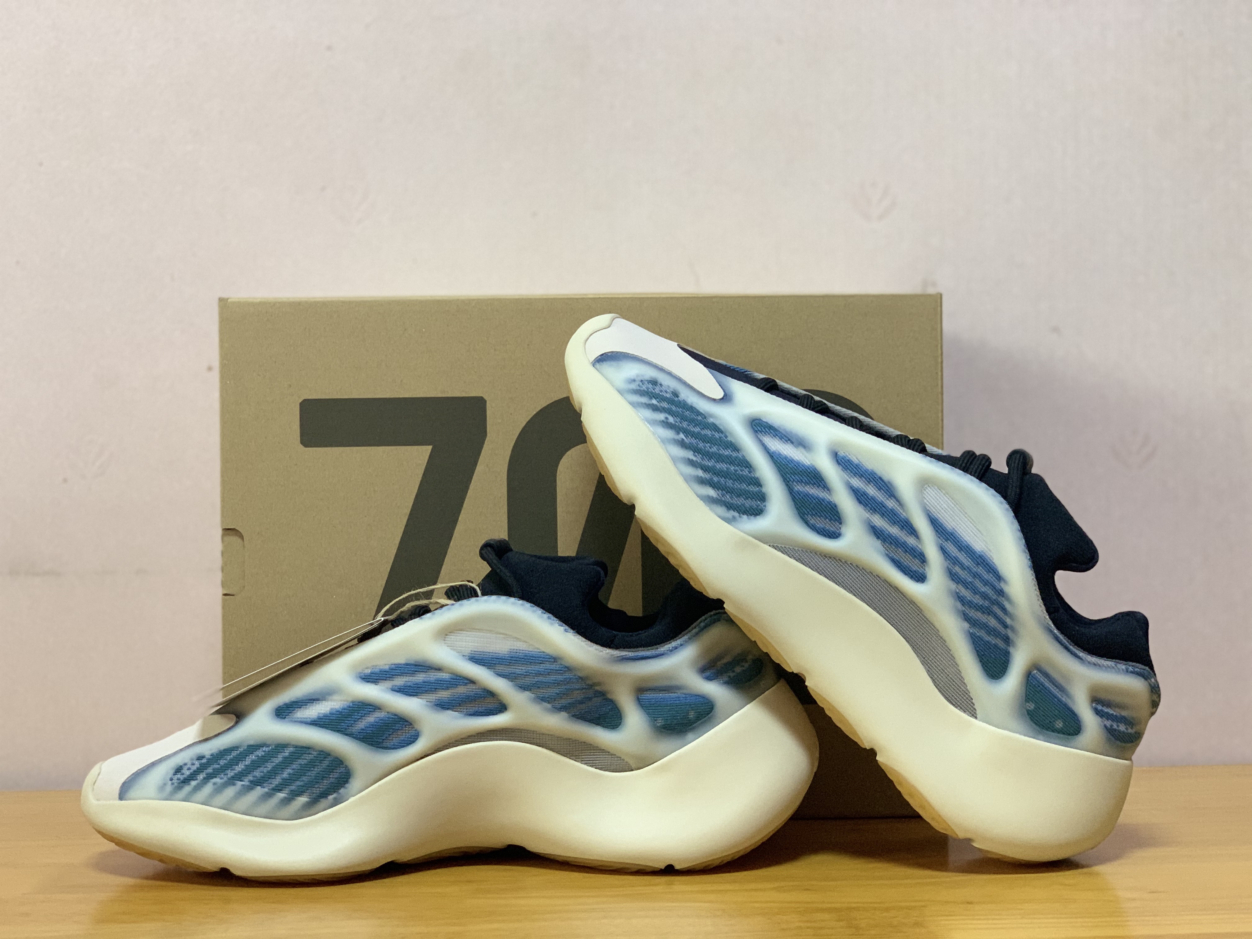 Adidas Yeezy 700 V3 Kyanite 착용 스타일 - 2