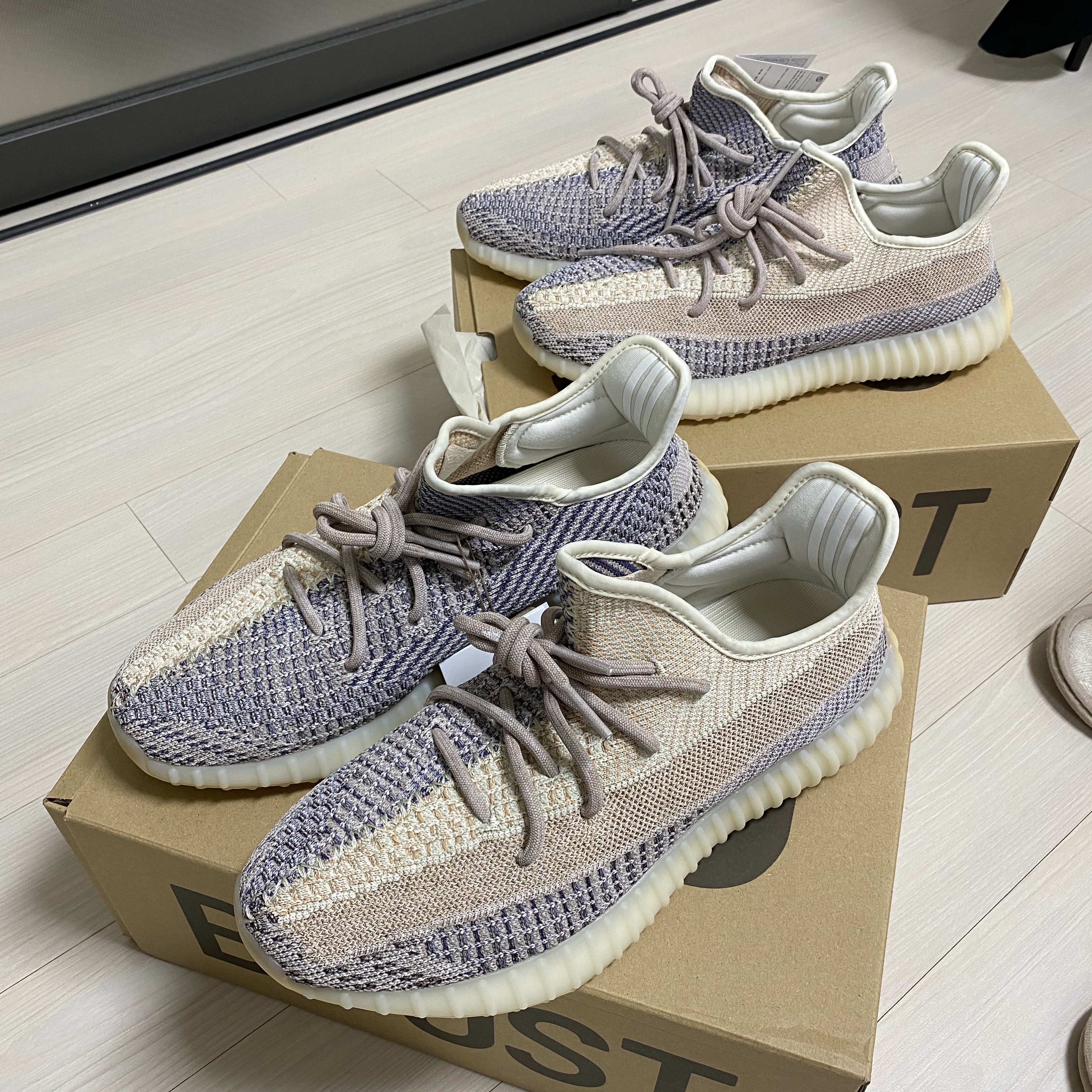 Adidas Yeezy Boost 350 V2 Ash Pearl 착용 스타일