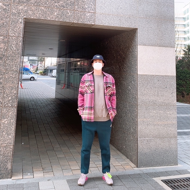 Jordan x Union Leisure Pants Navy, Nike x Off-White Air Max 97 Elemental Rose Serena Queen 착용 스타일