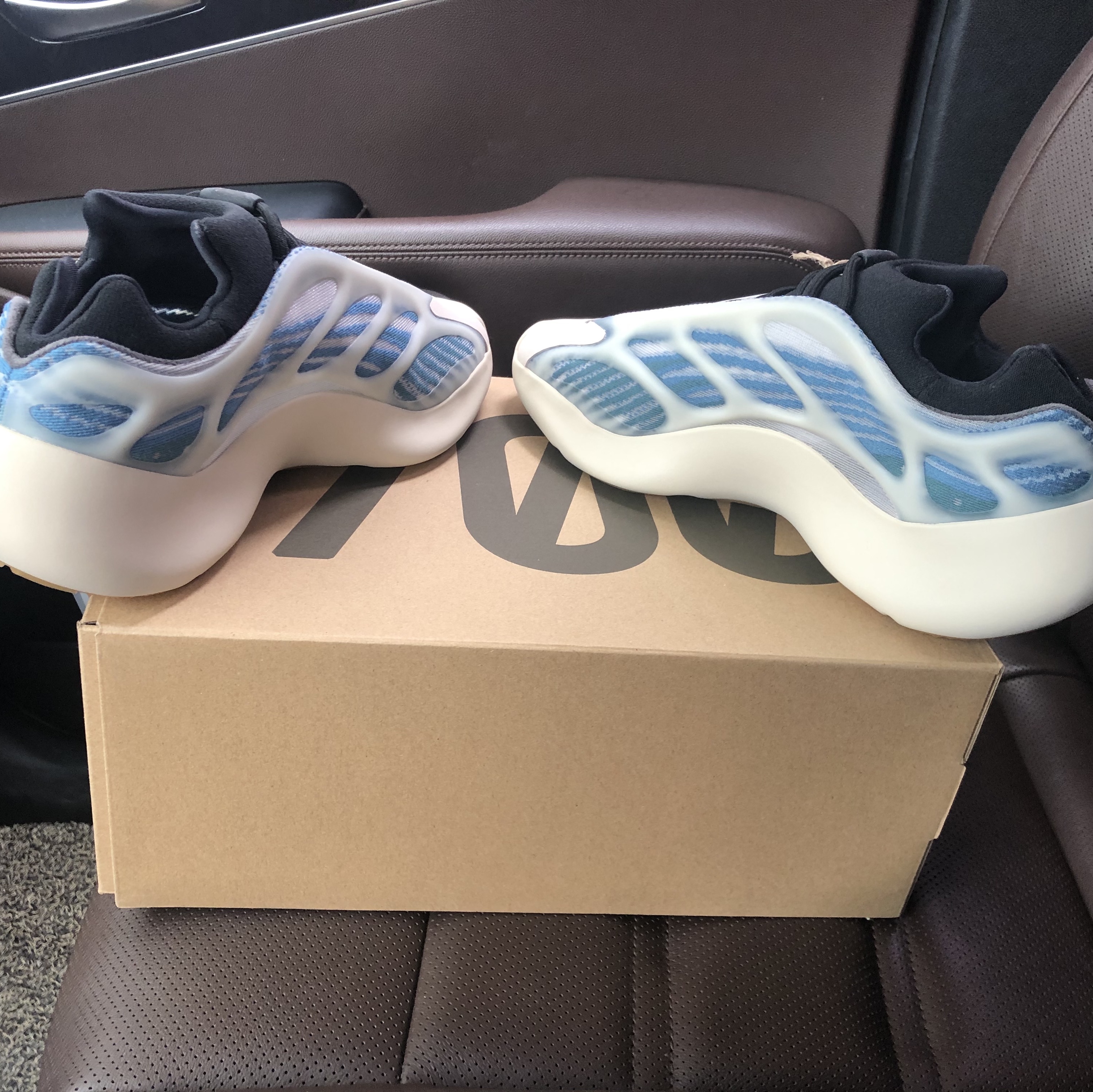 Adidas Yeezy 700 V3 Kyanite 착용 스타일 - 4