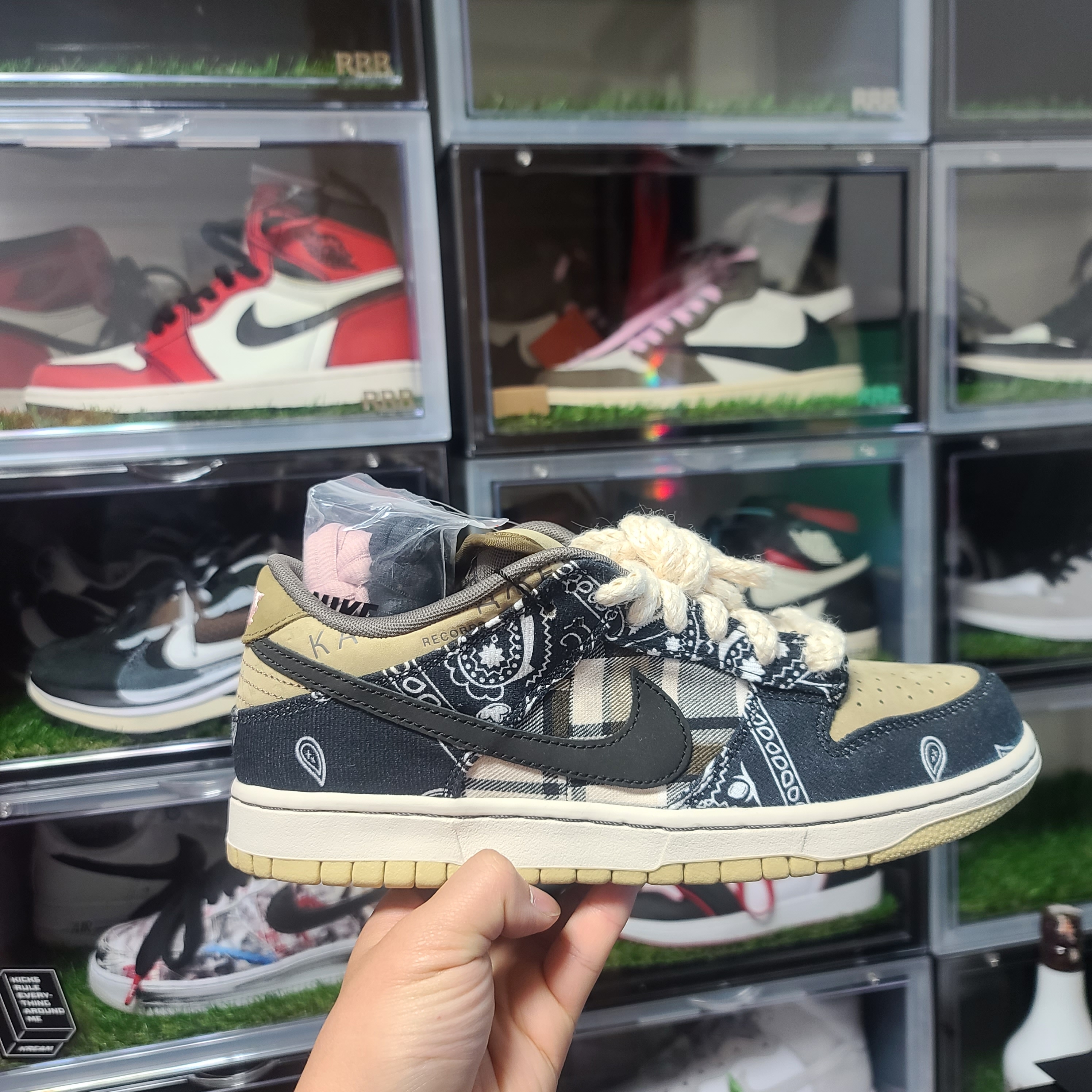 Nike x Travis Scott SB Dunk Low, Nike x Sacai VaporWaffle Black White 착용 스타일