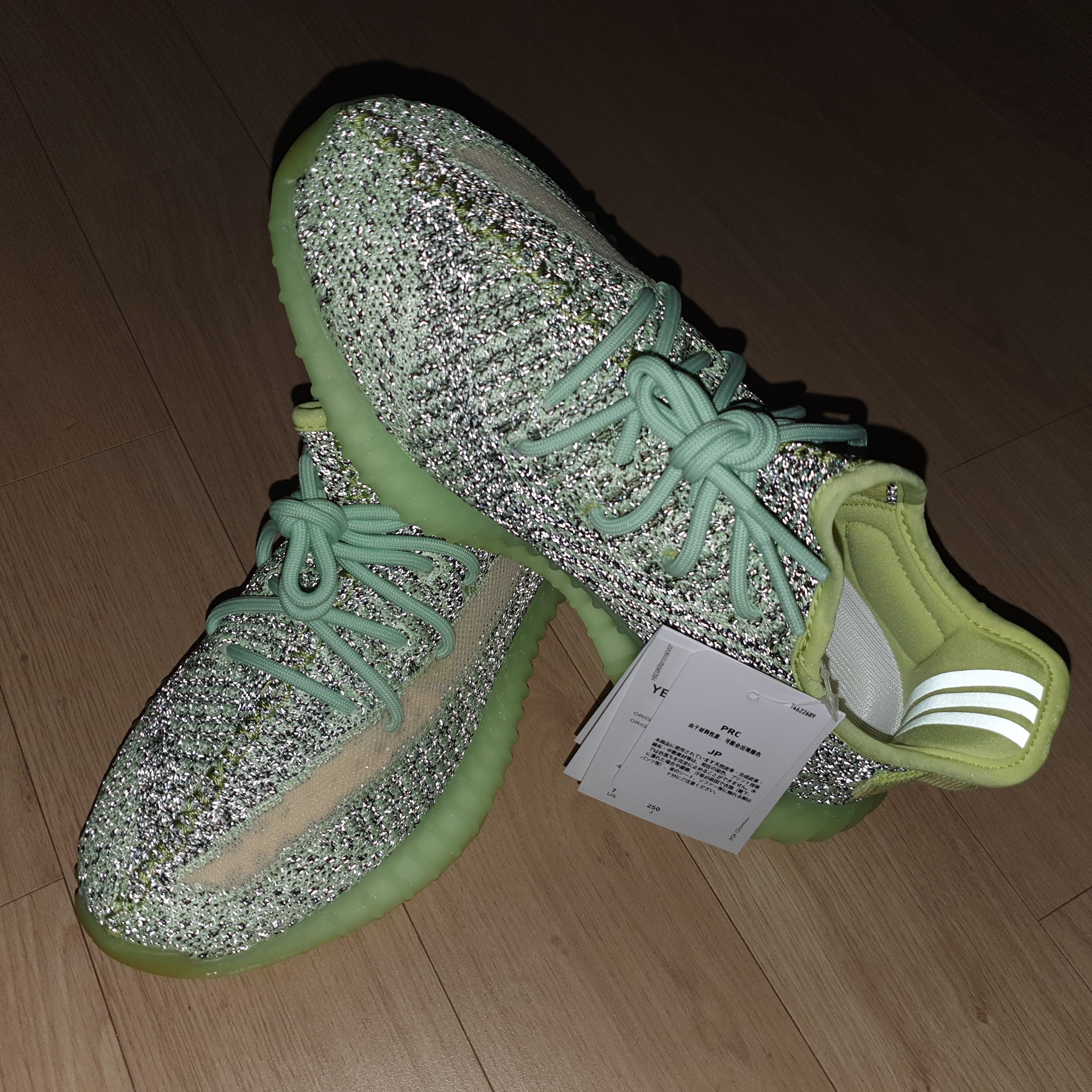 Adidas Yeezy Boost 350 V2 Black - Non-Reflective, Adidas Yeezy Boost 350 V2 Yeezreel - Reflective 착용 스타일 - 4