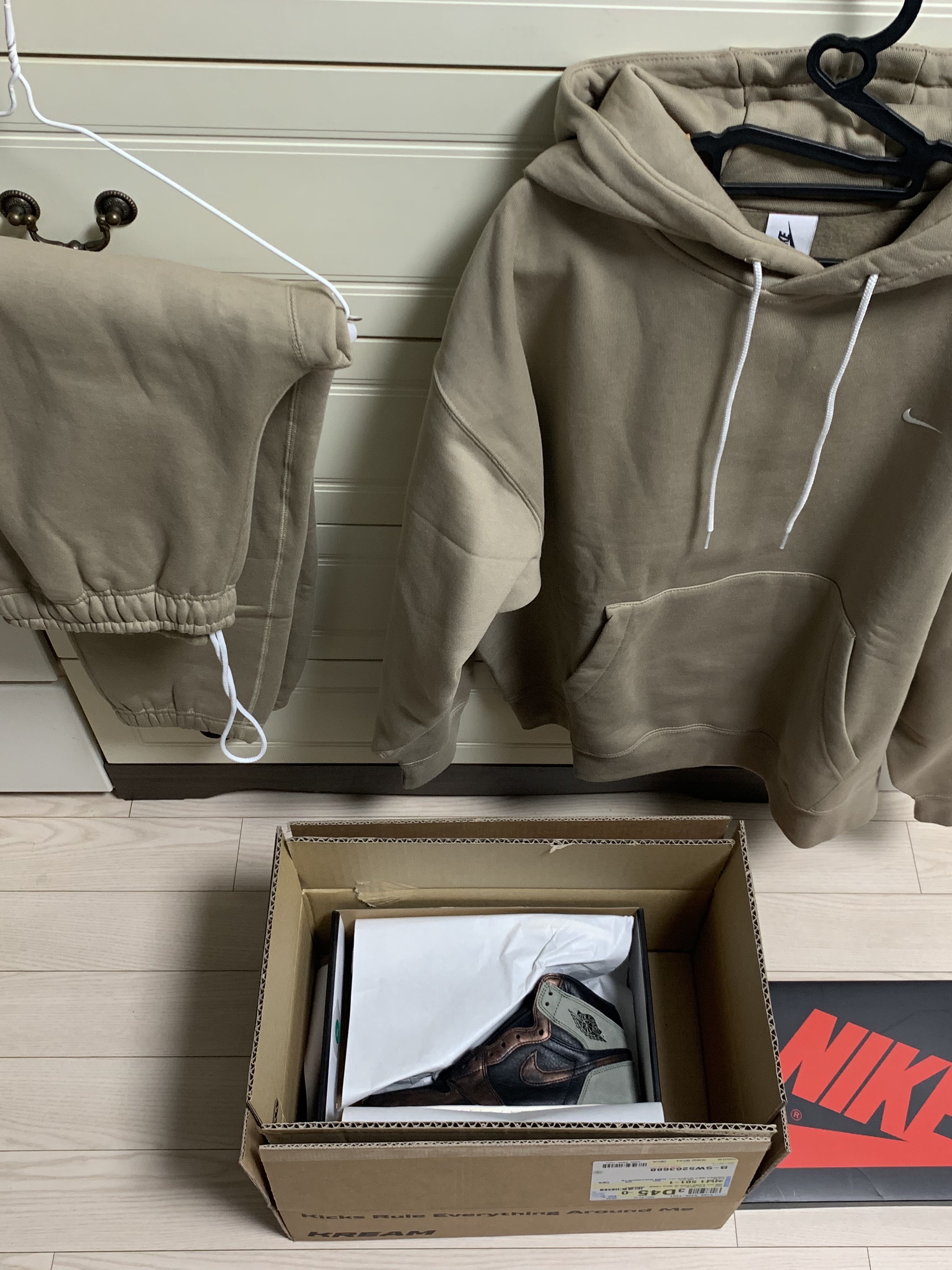 Nike NRG Solo Swoosh Fleece Pants Khaki - Asia, Nike NRG Solo Swoosh Fleece Hoodie Khaki - Asia 착용 스타일 - 1