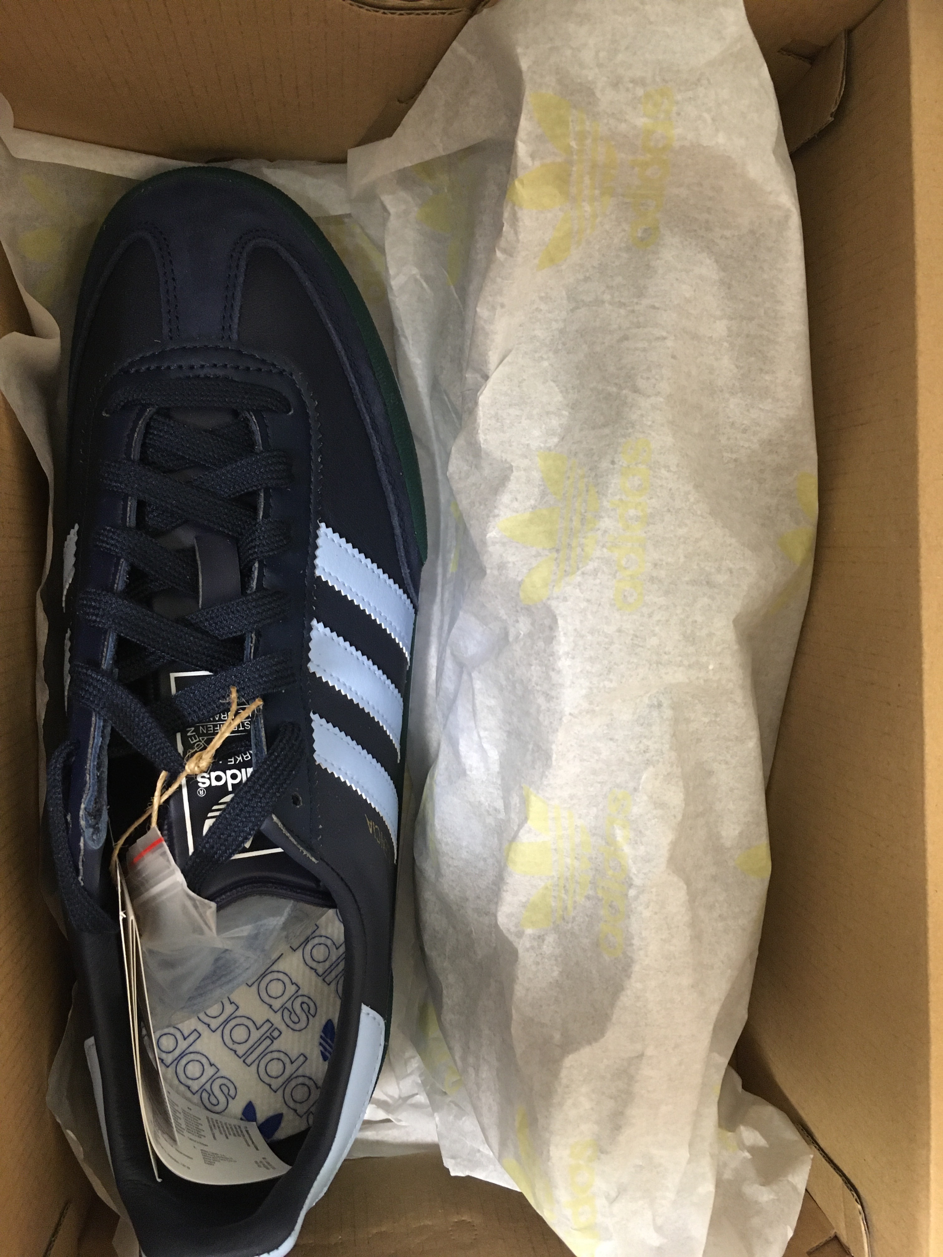 Adidas Valencia Collegiate Navy 착용 스타일