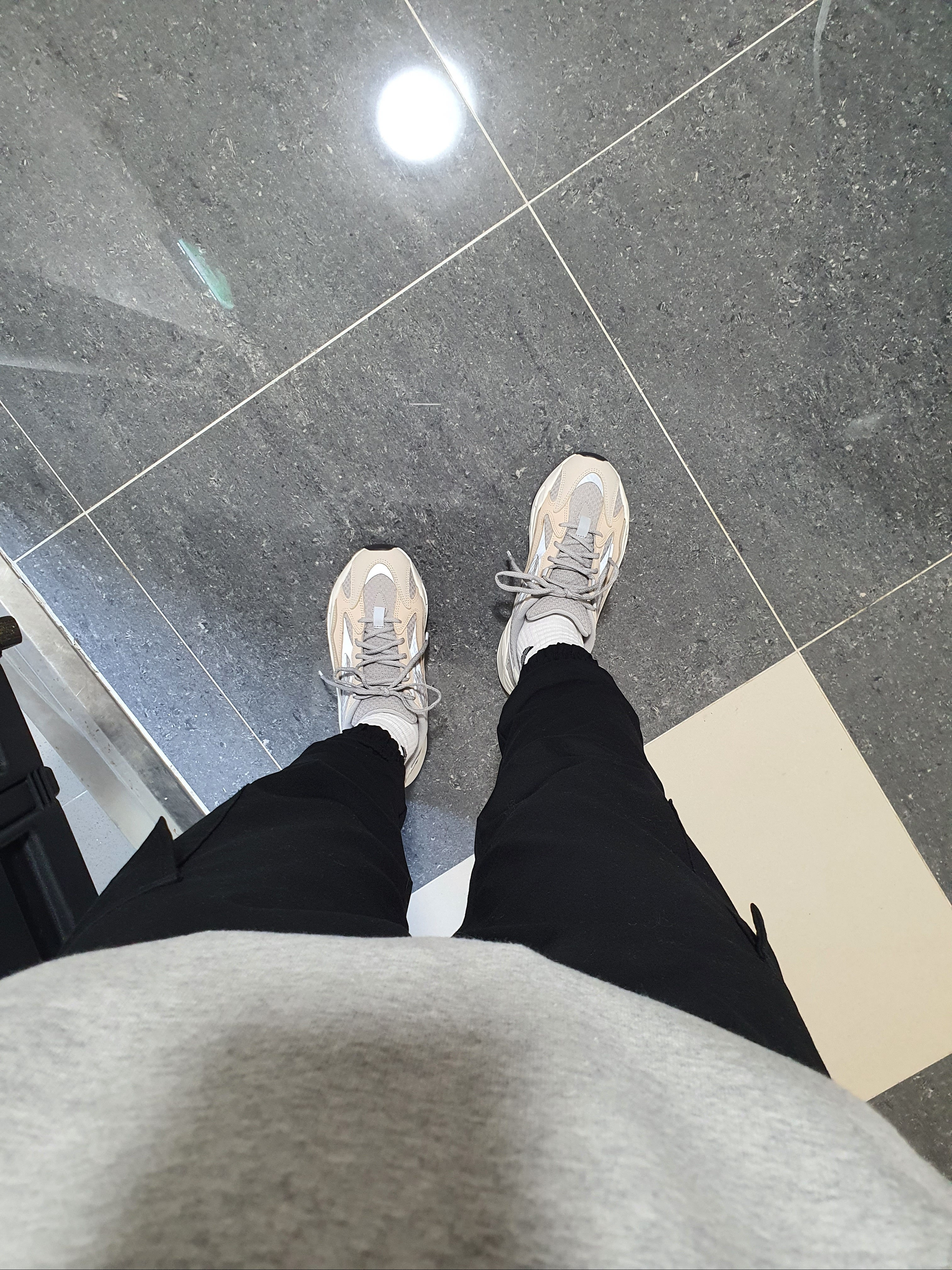 Adidas Yeezy Boost 700 V2 Cream 착용 스타일 - 5