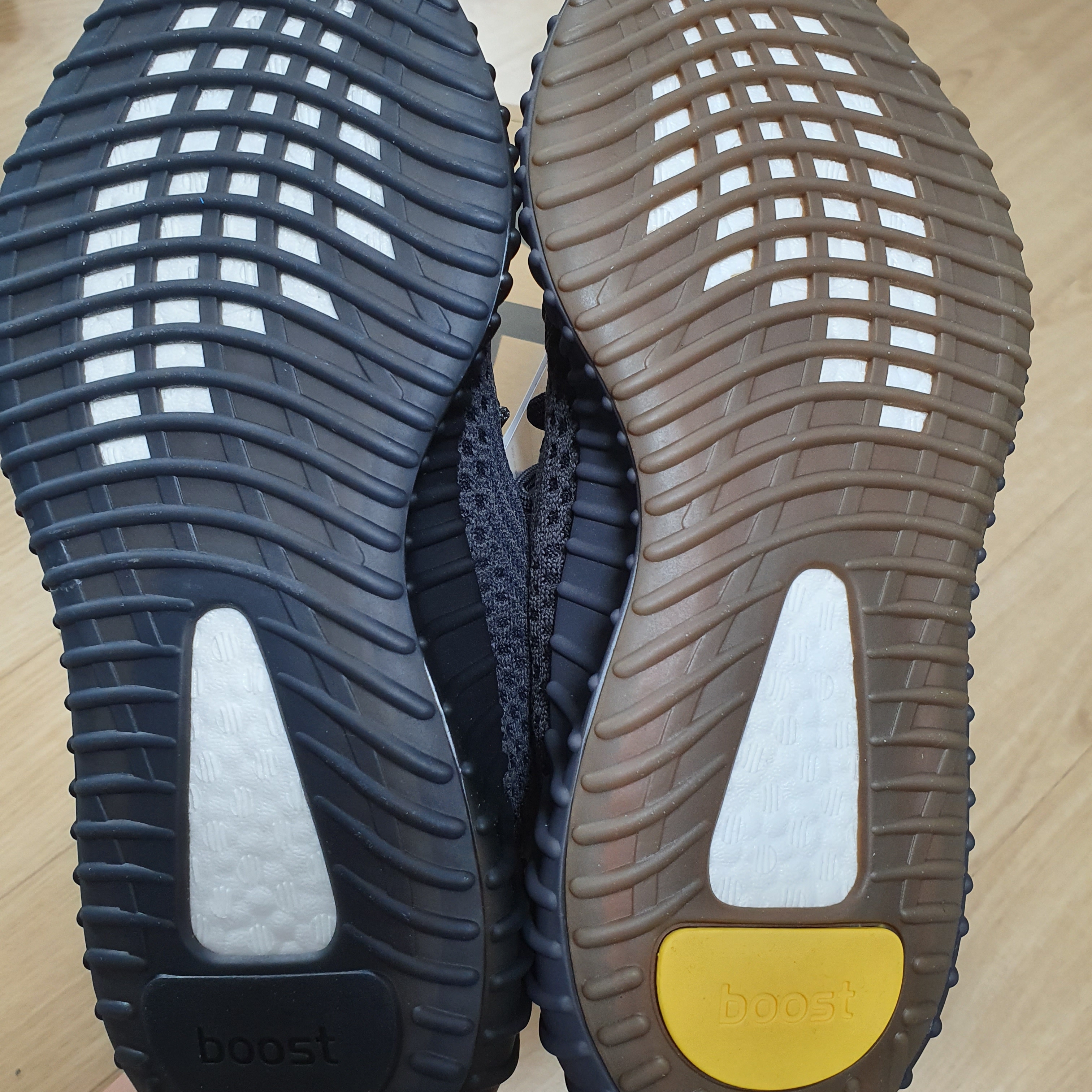 Adidas Yeezy Boost 700 V2 Inertia, Adidas Yeezy Boost 350 V2 Cinder 착용 스타일 - 4