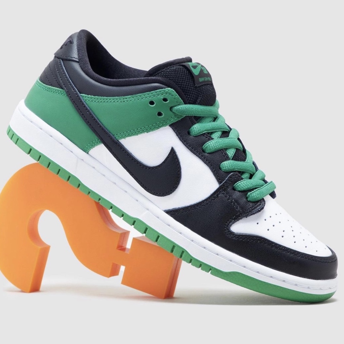 Nike SB Dunk Low Pro Black and Classic Green 착용 스타일 - 3