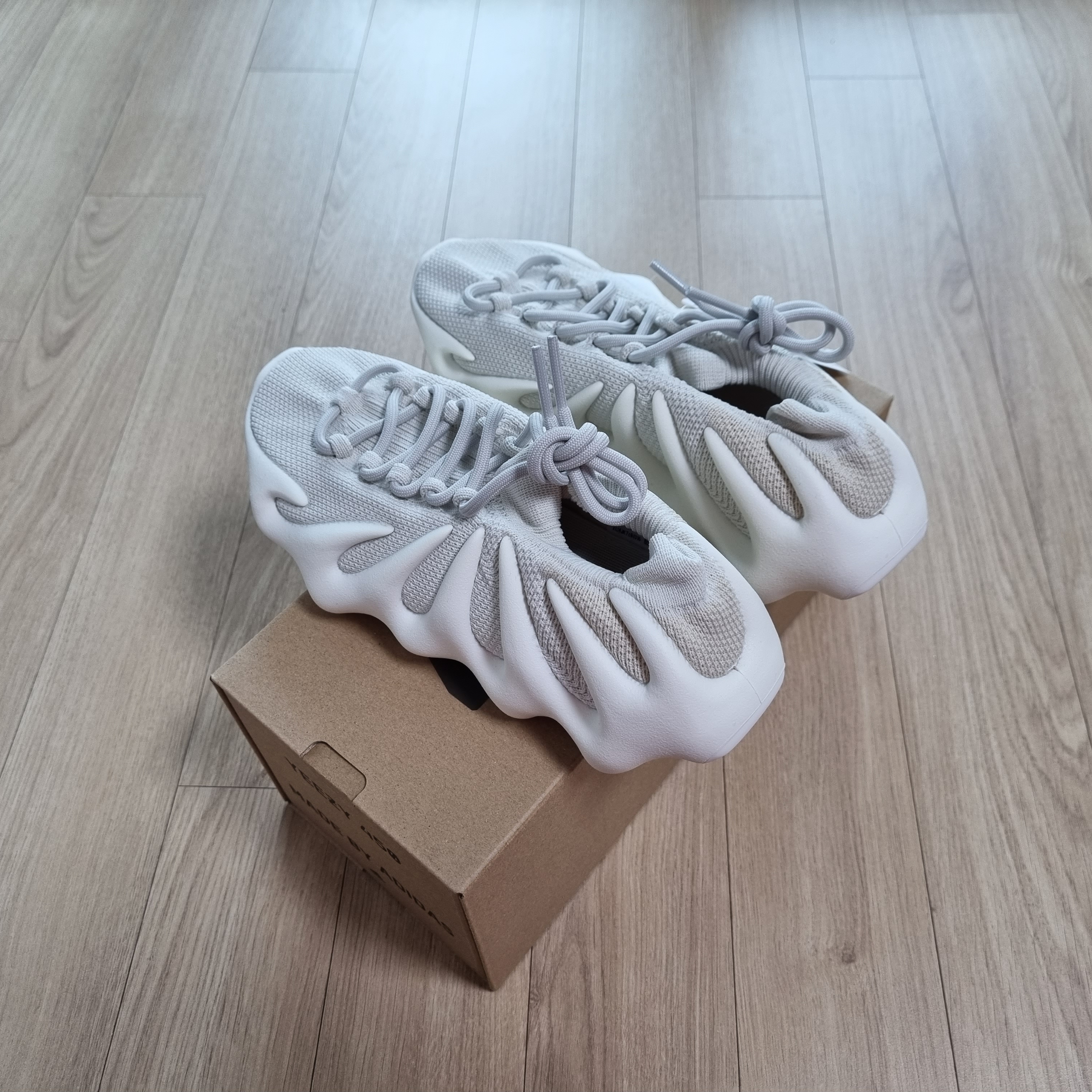 Adidas Yeezy 450 Cloud White, Adidas Yeezy Boost 380 Calcite Glow 착용 스타일 - 3