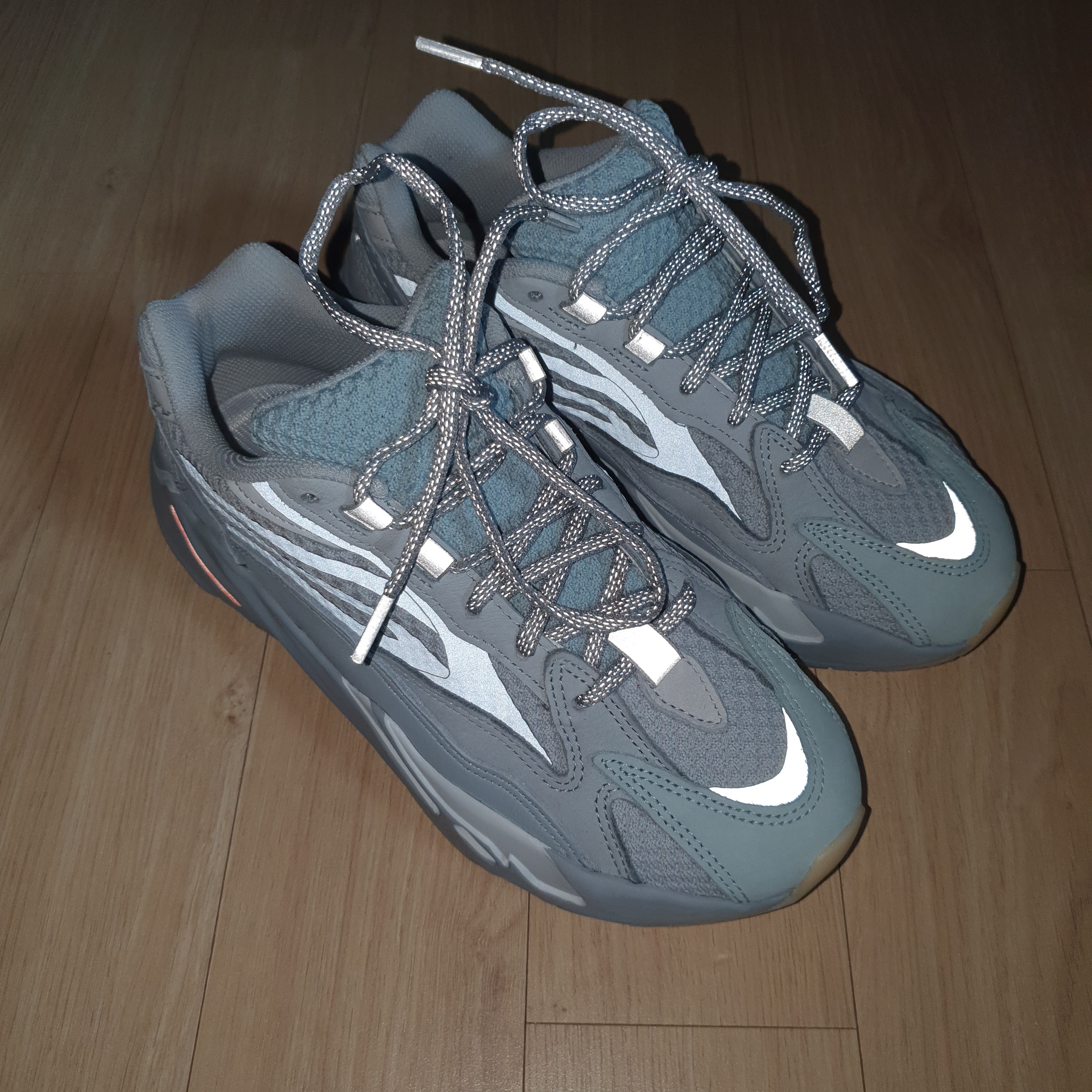 Adidas Yeezy Boost 700 V2 Inertia, Adidas Yeezy Boost 350 V2 Cinder 착용 스타일 - 3