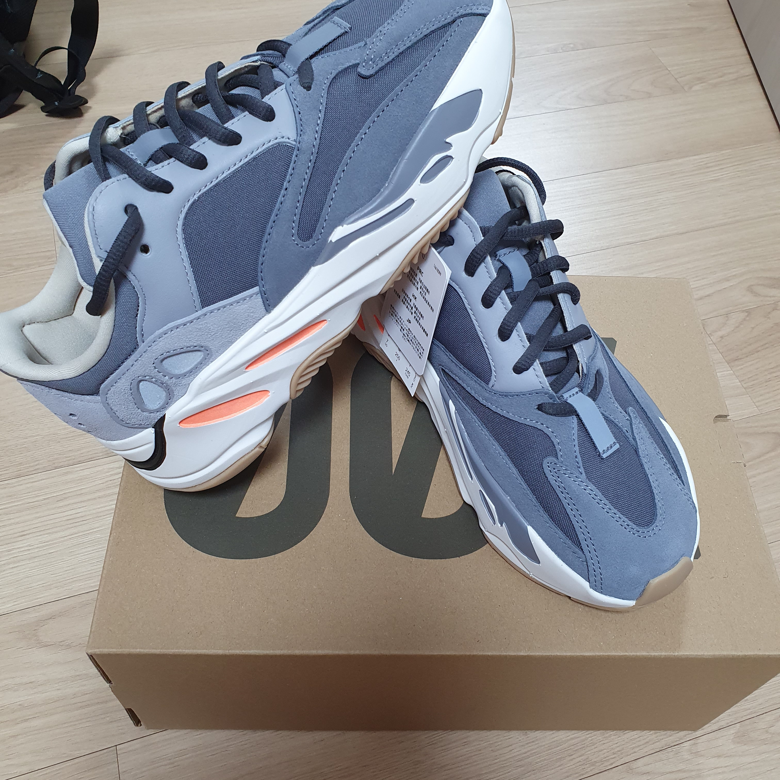 Adidas Yeezy Boost 350 V2 Desert Sage, Adidas Yeezy Boost 700 Magnet 착용 스타일 - 3