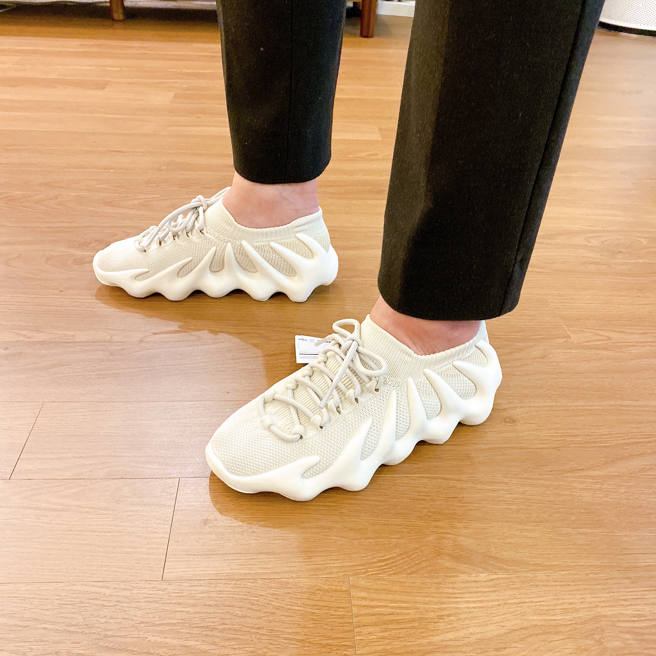 Adidas Yeezy 450 Cloud White 착용 스타일 - 1