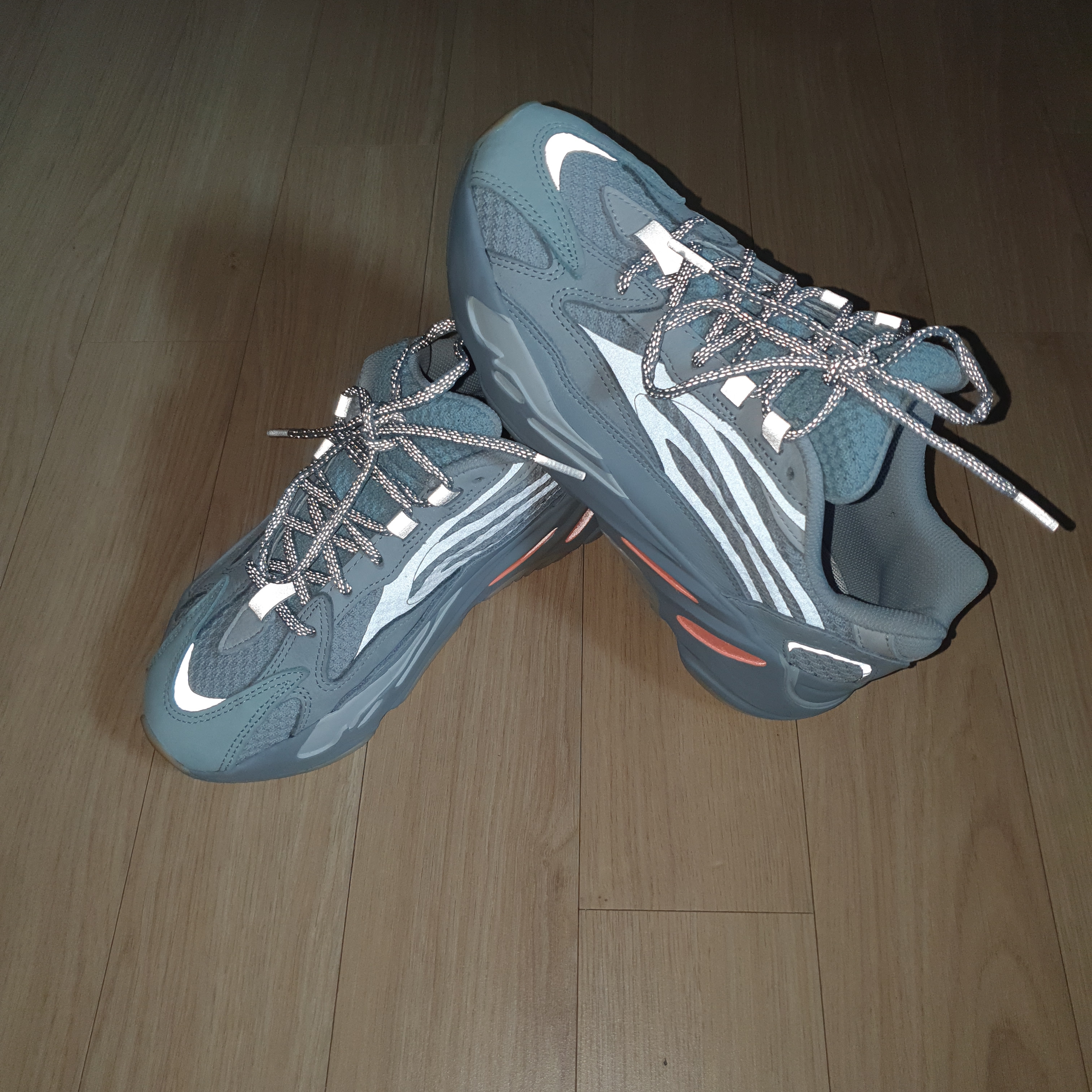 Adidas Yeezy Boost 700 V2 Inertia, Adidas Yeezy Boost 350 V2 Cinder 착용 스타일 - 2