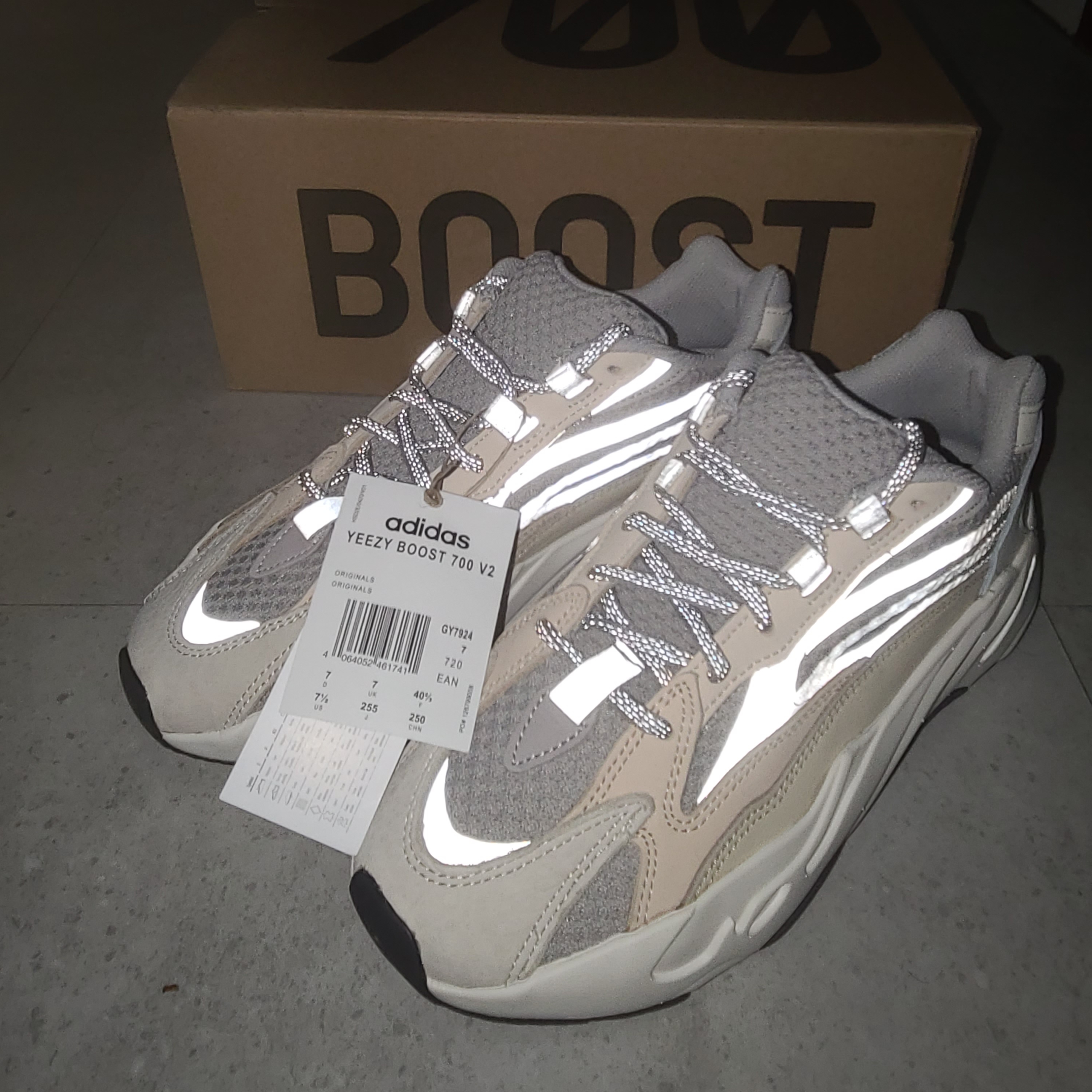 Adidas Yeezy Boost 700 V2 Cream 착용 스타일 - 3