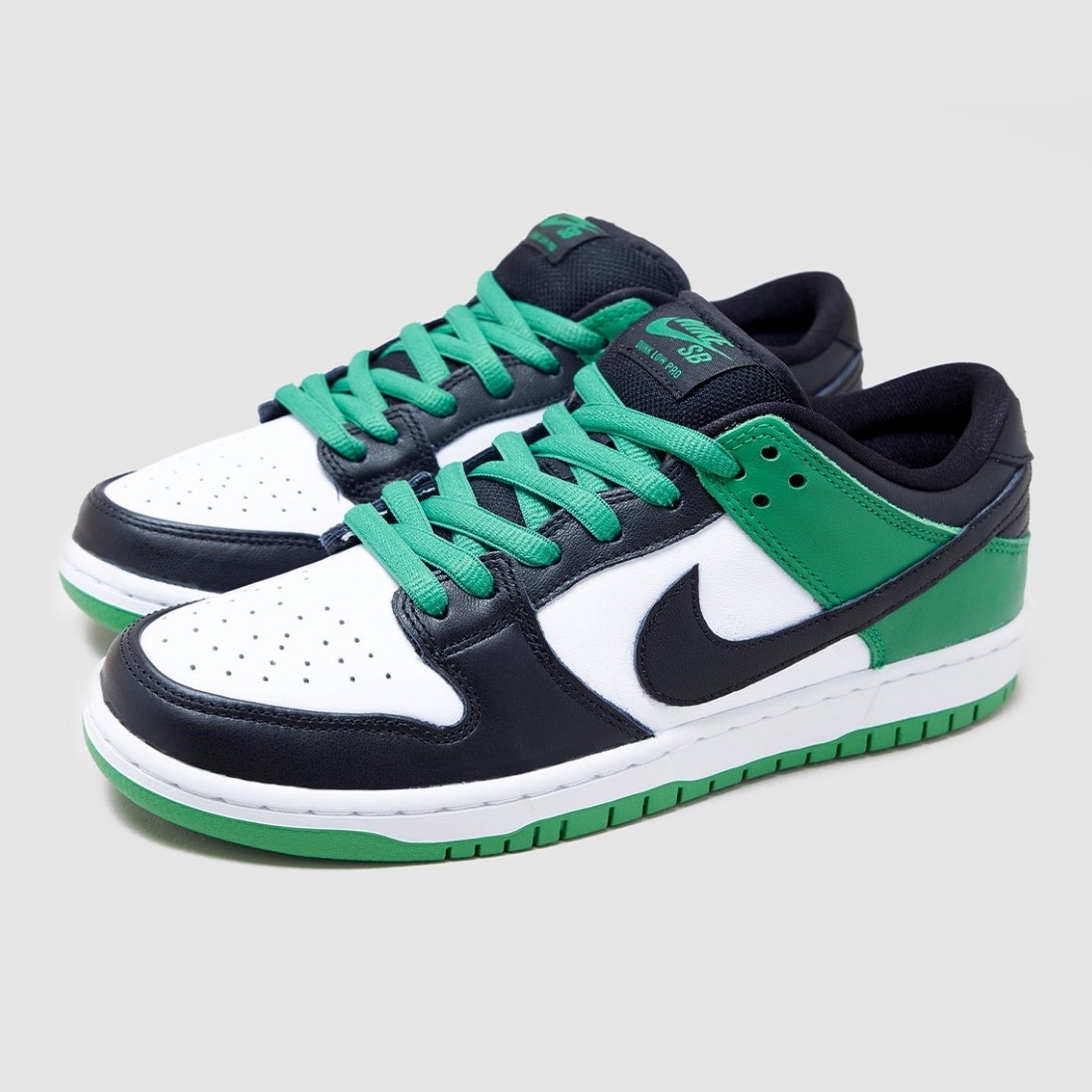 Nike SB Dunk Low Pro Black and Classic Green 착용 스타일 - 2