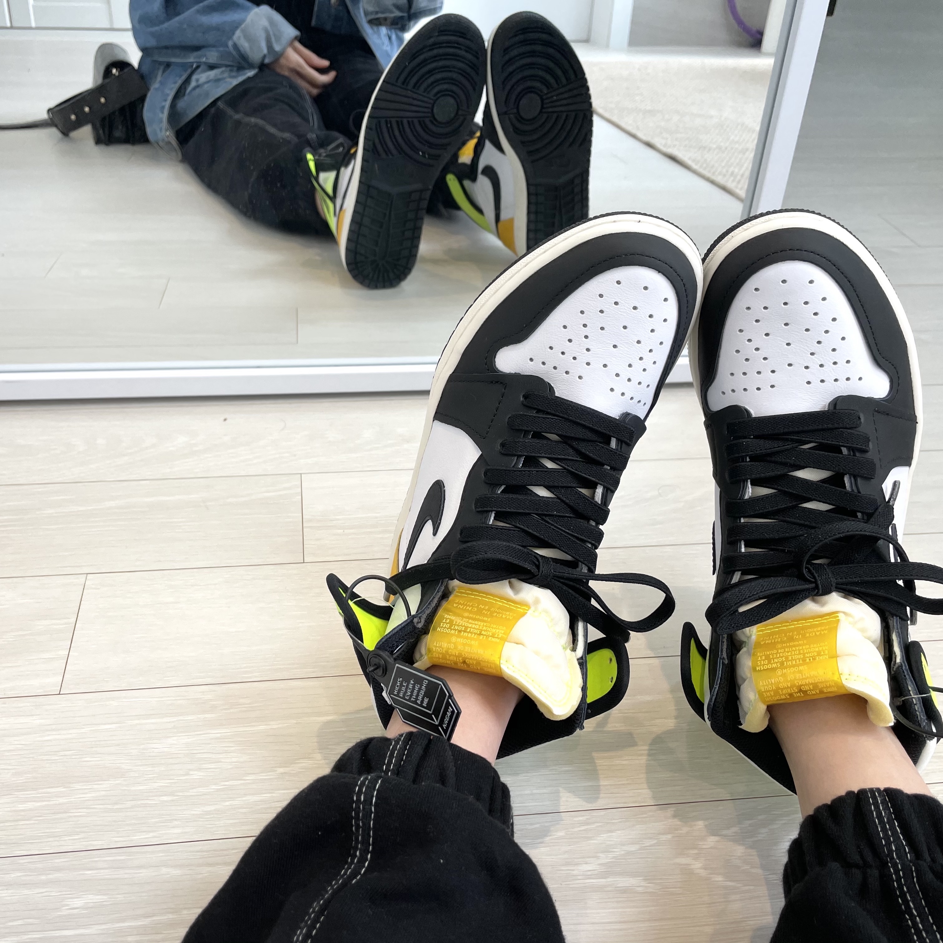 Jordan 1 Retro High OG Volt Gold 착용 스타일 - 2