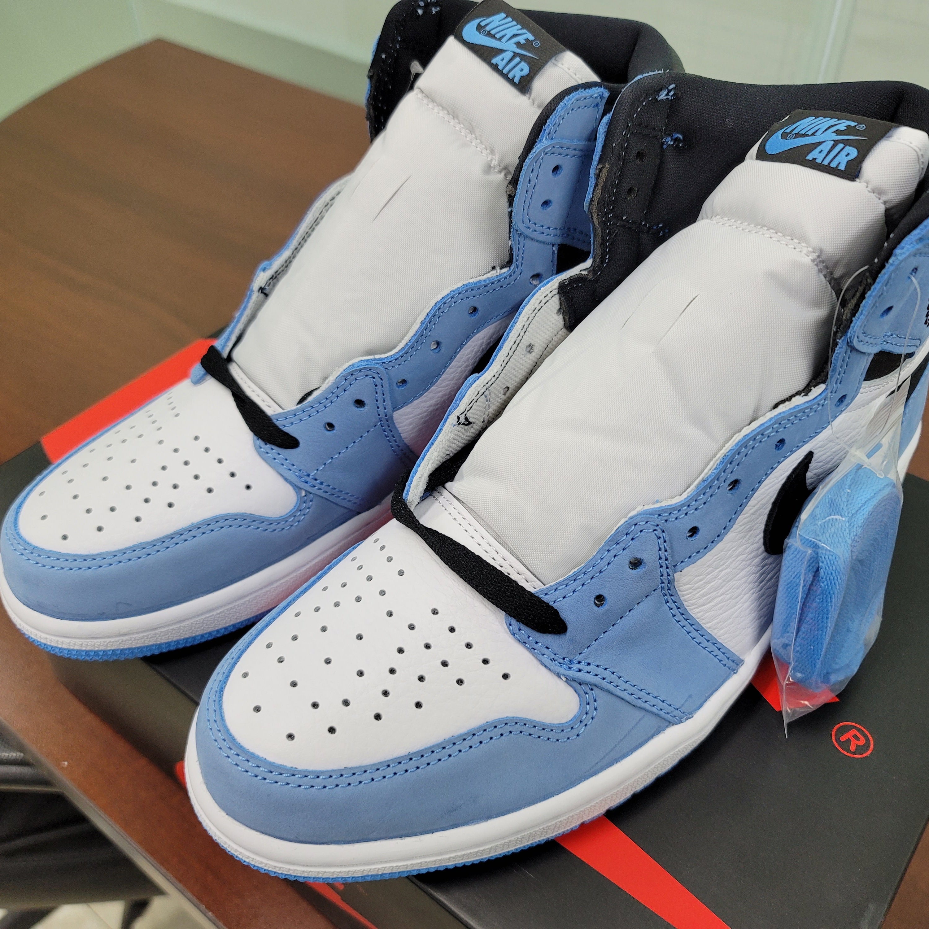 Jordan 1 Retro High OG University Blue 착용 스타일 - 2
