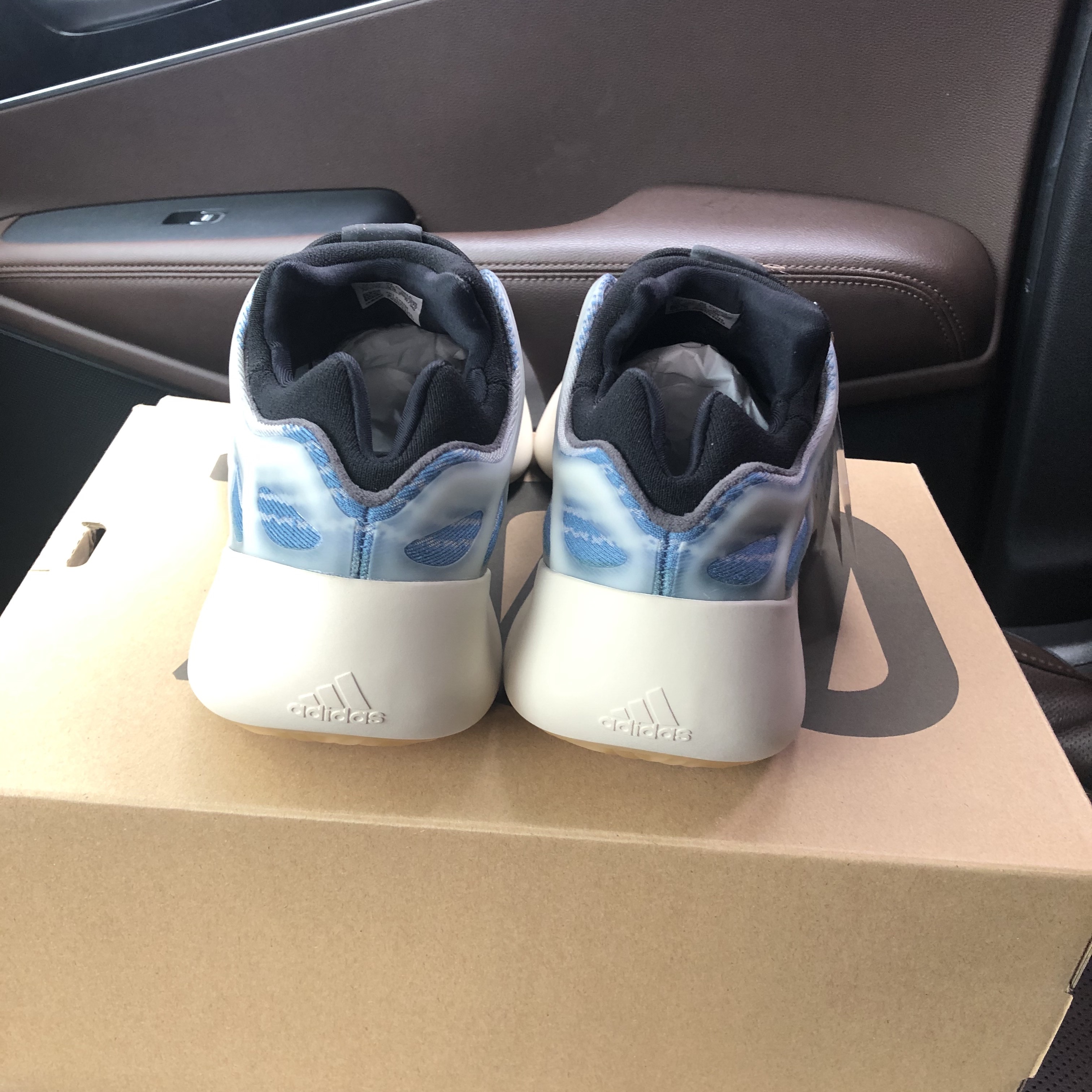 Adidas Yeezy 700 V3 Kyanite 착용 스타일 - 3