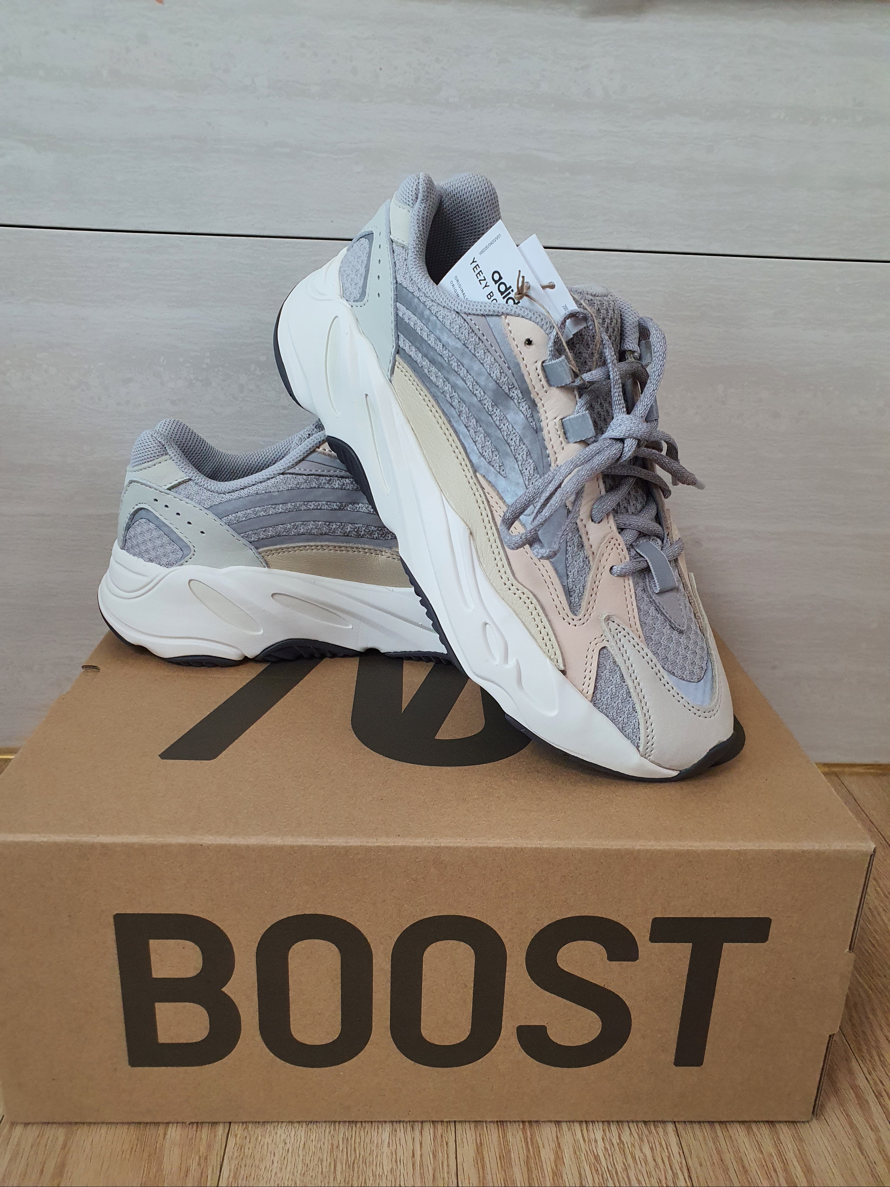 Adidas Yeezy Boost 700 V2 Cream 착용 스타일 - 1
