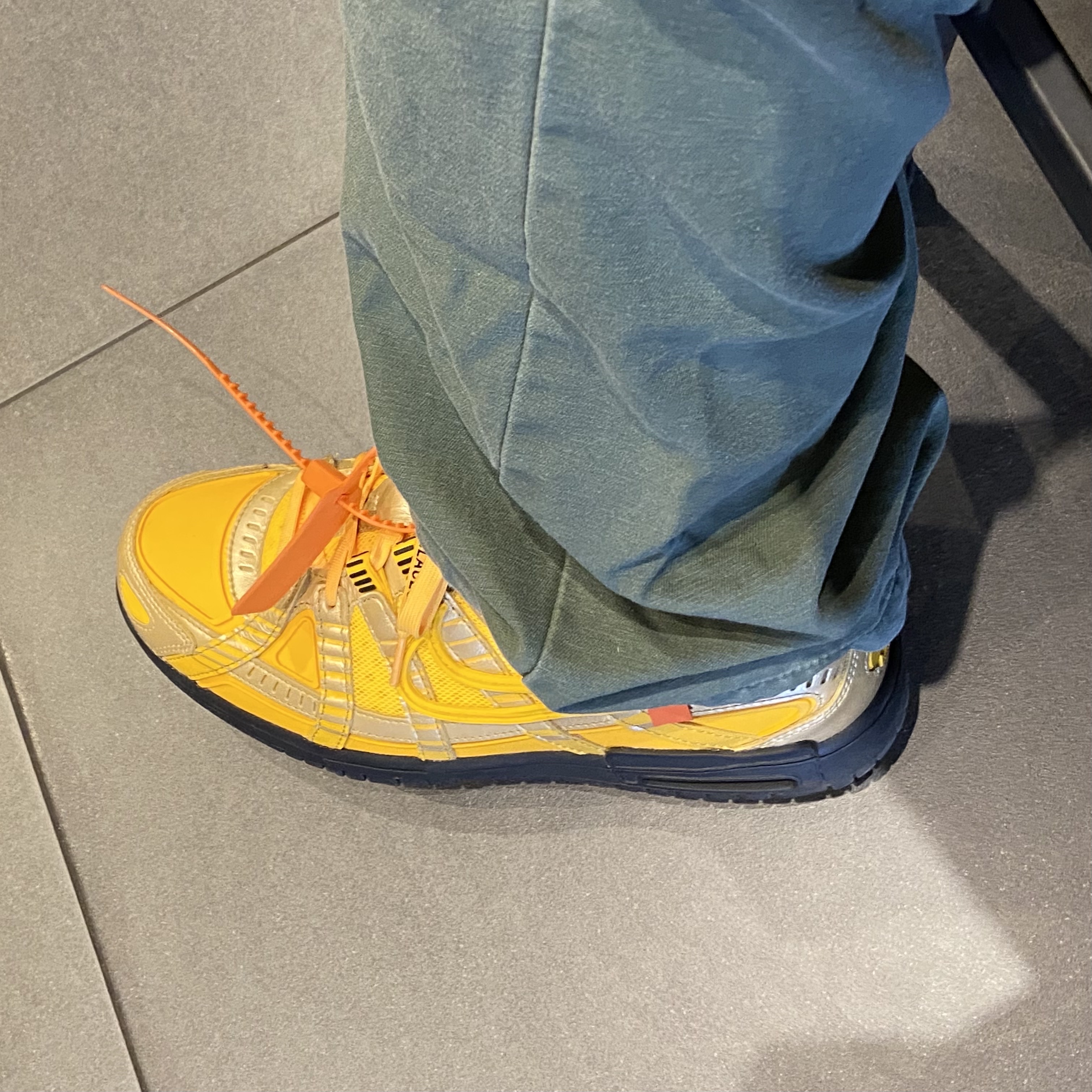 Nike x Off-White Air Rubber Dunk University Gold 착용 스타일