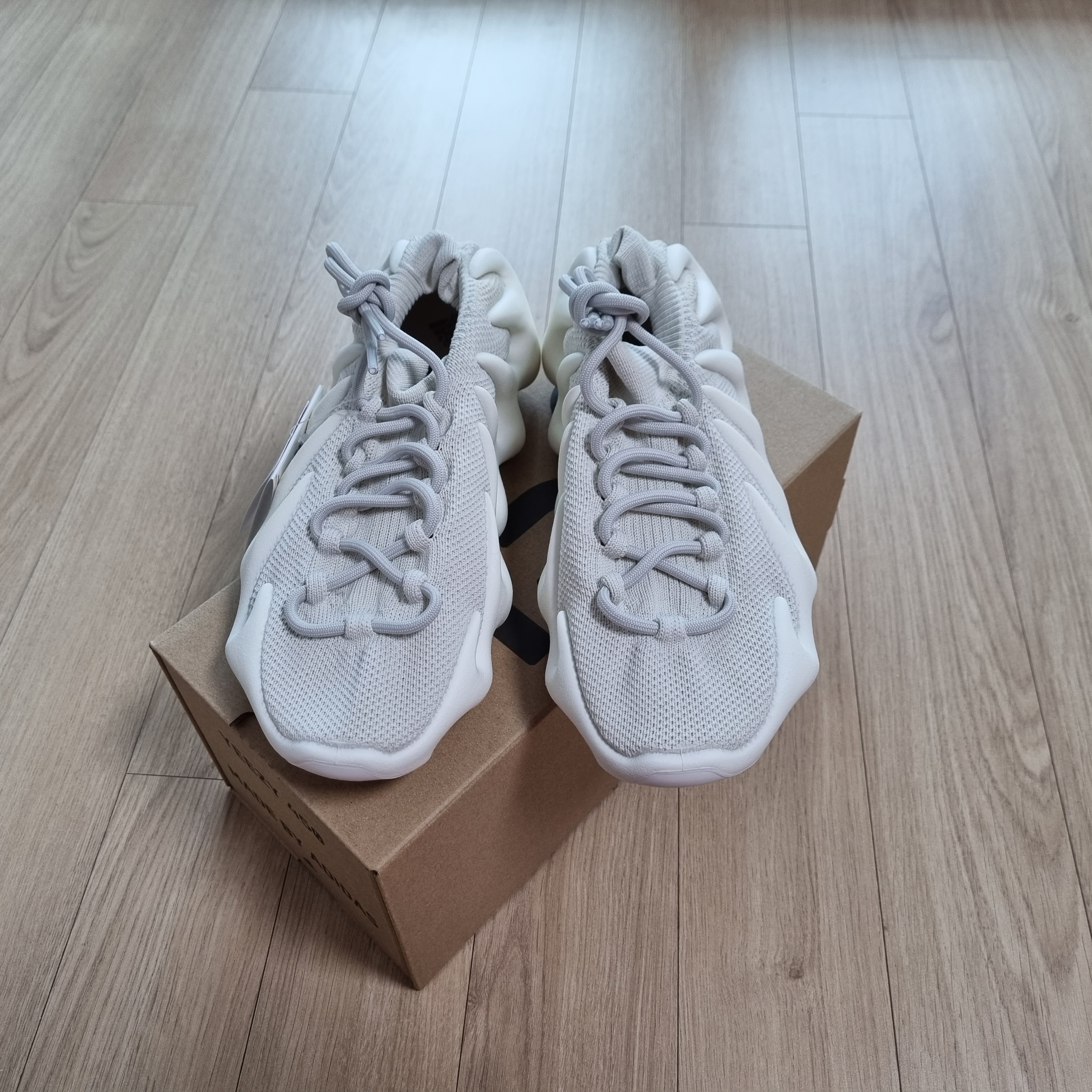 Adidas Yeezy 450 Cloud White, Adidas Yeezy Boost 380 Calcite Glow 착용 스타일 - 1