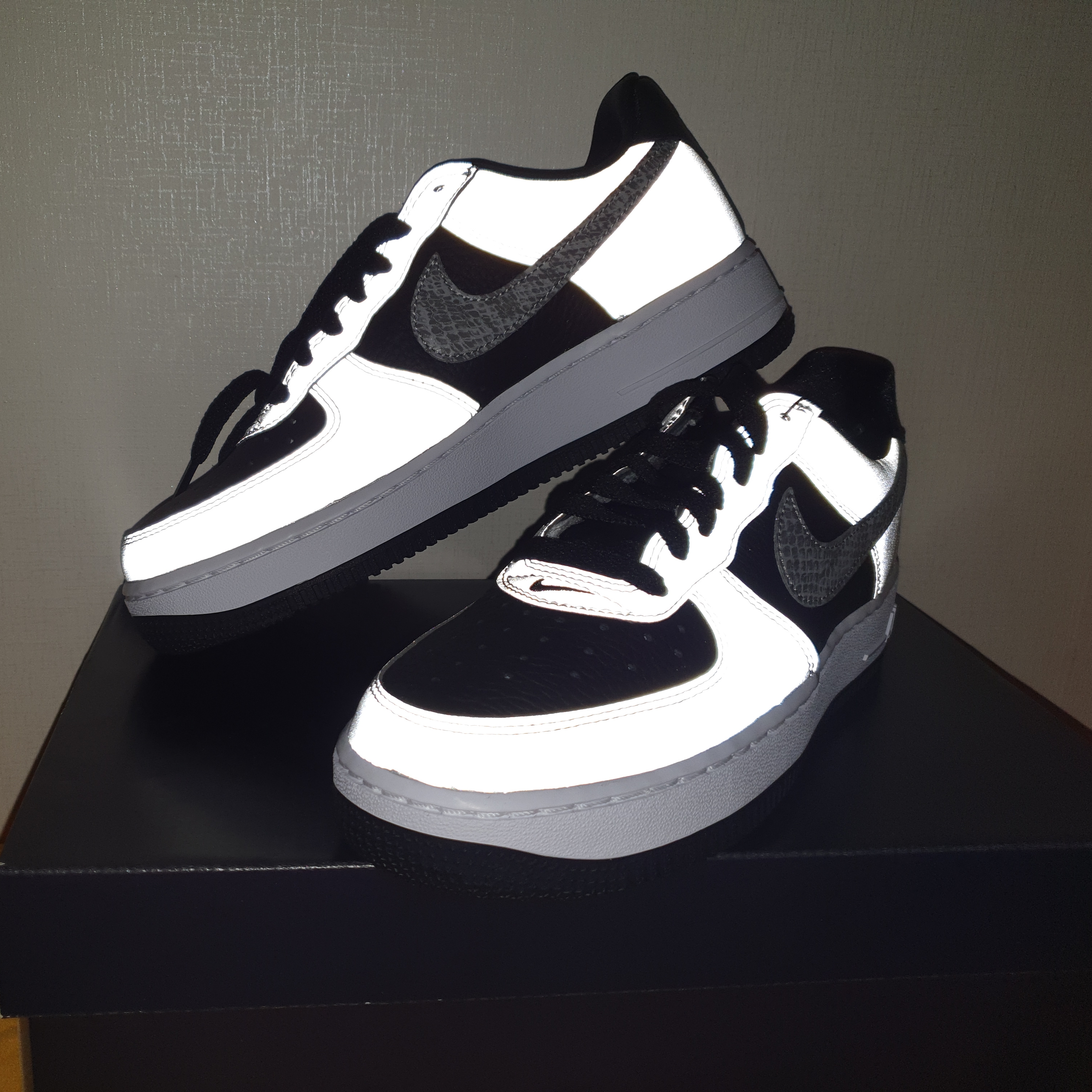 Nike Air Force 1 B Silver Snake 착용 스타일 - 3